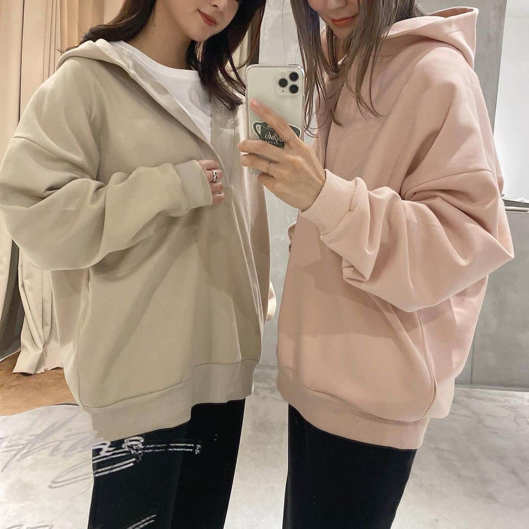 松田 美奈子のインスタグラム：「@n.a.c.o とおすすめのクールフーディ色違いで🧚🏻🌿  昨日から勉強したHTMLでページも作りました🤤（無事できてよかったぁ）  気候変動や需要に合わせて価格を変動させるので、旅行会社みたいですが✈️お洋服屋さんです🌿 私達が、提供してるものは価値が下がらないお洋服だと考えるから🙋‍♀️  無駄な物は作らない🧚🏻 .  今夜21時から🧚🏻 @merci__jp   『プライスチェンジ』  気候変動に合わせて 価格も変動する新システム。  一般的なアパレルのセールでは ただ価格が下がっていくだけですが 服の価値は落ちていないという考えから気候と需要に合わせて価格も上下します。」