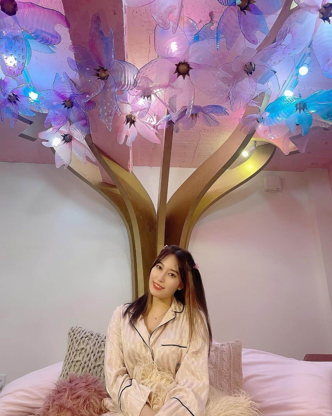 平田梨奈さんのインスタグラム写真 - (平田梨奈Instagram)「@moshimoshi_rooms のSAKURAのお部屋で女子会したよ🌸お部屋もピンクでかわいいのっ！桜モチーフでベッドの上には桜の木が咲いてるよ💕パジャマパーティしてみんなで551とピザ食べた😂いい思い出になりました。。。❤︎  #mosimoshirroms #原宿宿泊 #原宿に泊まろう #KAWAII #女子会 #誕生日会 #撮影会 #お泊り会 #pr #トリドリベース」1月24日 19時00分 - hirari_official