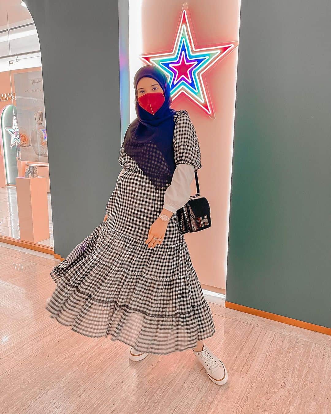 Zaskia Sungkarのインスタグラム：「Have a great weekend everyone🤗🐛 #sayMasyaAllah」