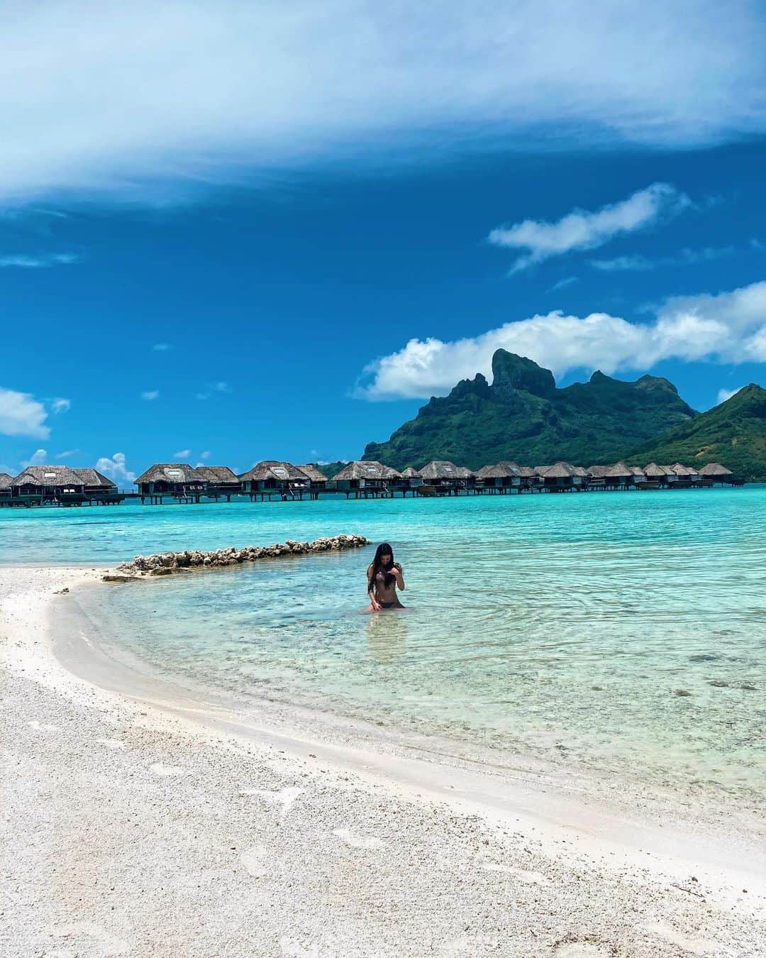 Kristina Bashamのインスタグラム：「#borabora white sand and turquoise water. Seriously paradise」