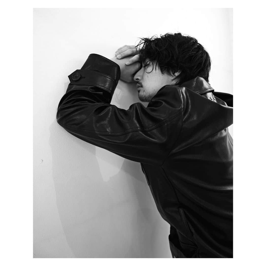 ロビンのインスタグラム：「今日も仮面ライダーセイバー ご覧いただきありがとうございます。  Thank you for watching Kamen Rider Saber today.  We started shooting the series in July 2020 and it’s been half a year already.  Time flies.  I hope you guys are enjoying so far. From now on, things will be moving faster, so don’t miss it.  I just wanted to say thank you for supporting us.  Stay safe   #仮面ライダーセイバー　#ストリウス　#kamenridersaber」