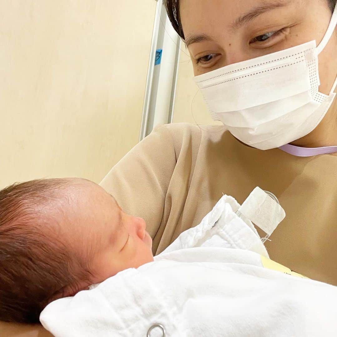 加藤夏希さんのインスタグラム写真 - (加藤夏希Instagram)「🏥 一先ず私だけですが、無事に退院しました！赤ちゃんはもうしばらく病院にお世話になります。 今回も産後の母乳トラブルに耐えながら、なんとか過ごしています。 搾乳したものを持っていくのですが、コロナの時代気軽に面会が出来なくて。 心配と寂しい気持ちになります。 早く退院できると良いね😊👍 ママ・パパ・長女・長男と首を長くして待っているよ❤️❤️❤️」1月24日 19時08分 - natsukikato_official