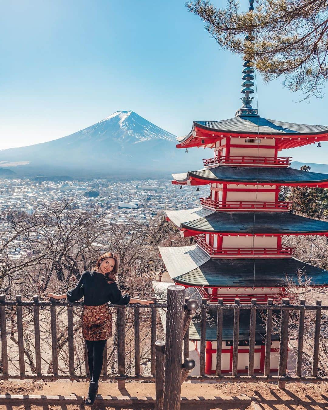 のインスタグラム：「398段の階段を登るプチ登山をした後に見られる絶景🗻  こんなにキレイに富士山が見えたのは初めてで、目の前の景色が夢のよう…というか3Dのようでしたw 素晴らしかった。 しっかりお参りもして、お守りもゲット！  富士山ありがとうー！！  #新倉山浅間神社 #新倉富士浅間神社  #富士山 #mtfuji #ふじさん #富士山撮影スポット #五重塔 #神社 #パワースポット」