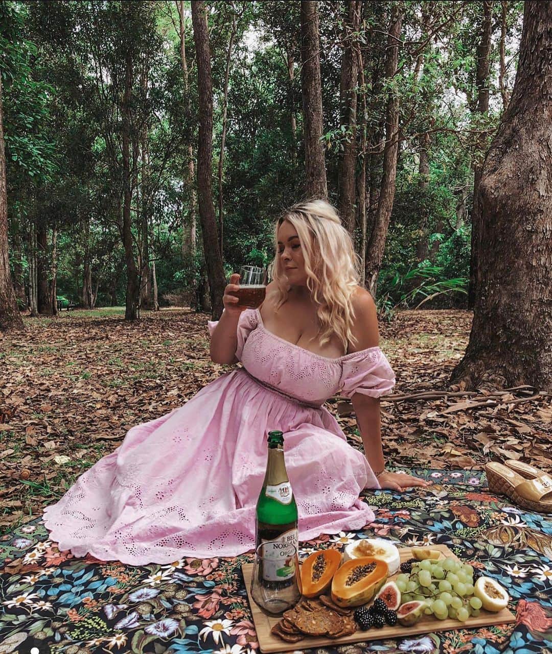 SPELLさんのインスタグラム写真 - (SPELLInstagram)「Dreamy picnics with @coaciebean in our much loved Capulet Soirée Dress 💕 only a few of these available on our US site!」1月24日 19時04分 - spell