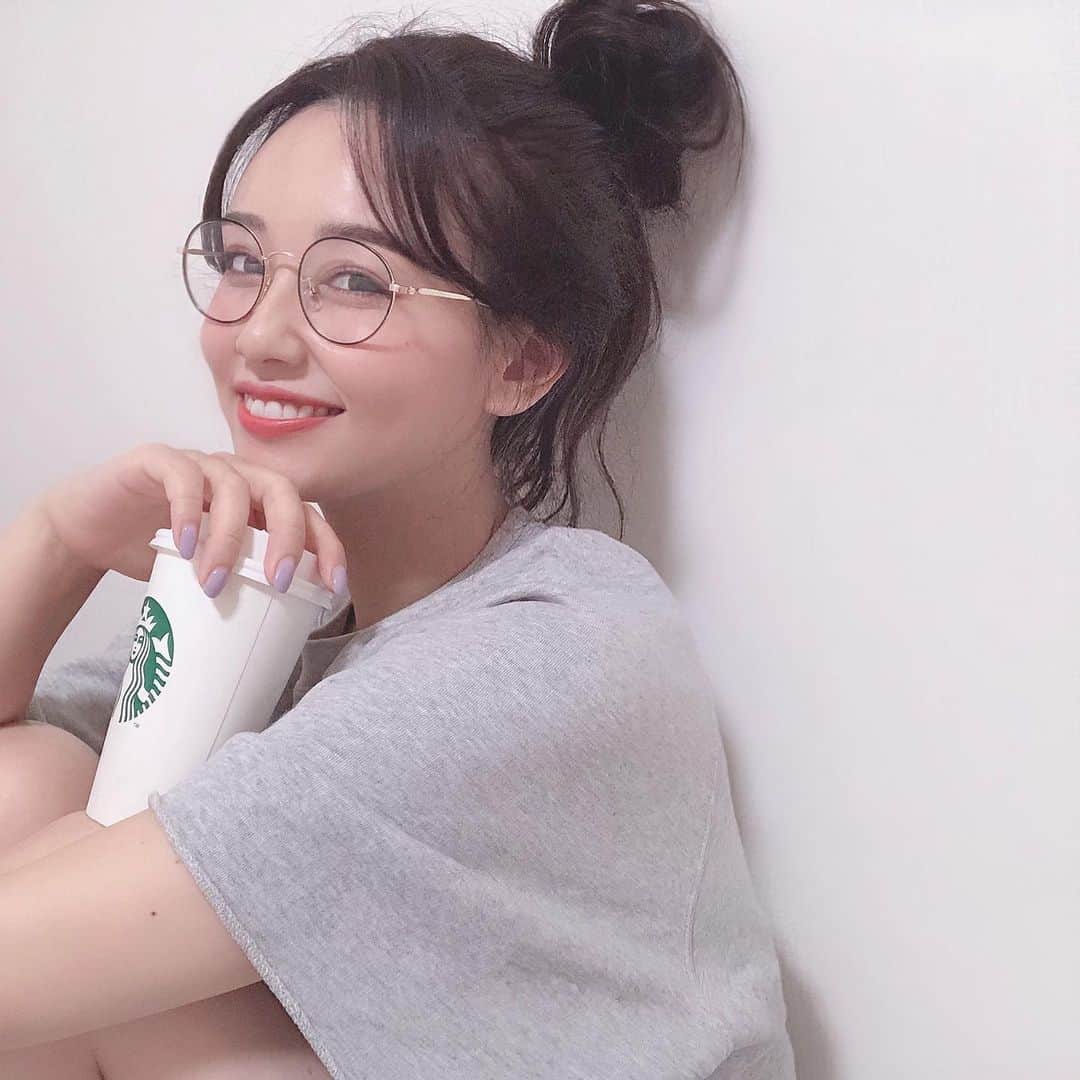 天野ゆうかのインスタグラム：「#커피 . . . 韓国語では、コピってゆうねんて。 かわいい響き☕️♡ . . . #コーヒー #珈琲 #スターバックス #スタバ #coffee #Starbucks #メガネ女子 #お団子ヘア #☕️ #커피스타그램」