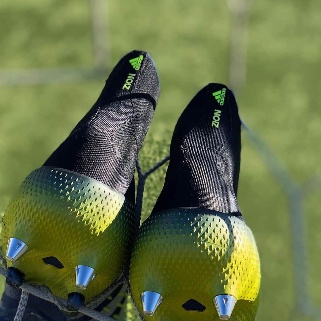 鈴木彩艶さんのインスタグラム写真 - (鈴木彩艶Instagram)「New boots👟✨ 今シーズンもpredatorと共に戦います！  @adidasfootball  #predator」1月24日 19時12分 - zionsuzuki
