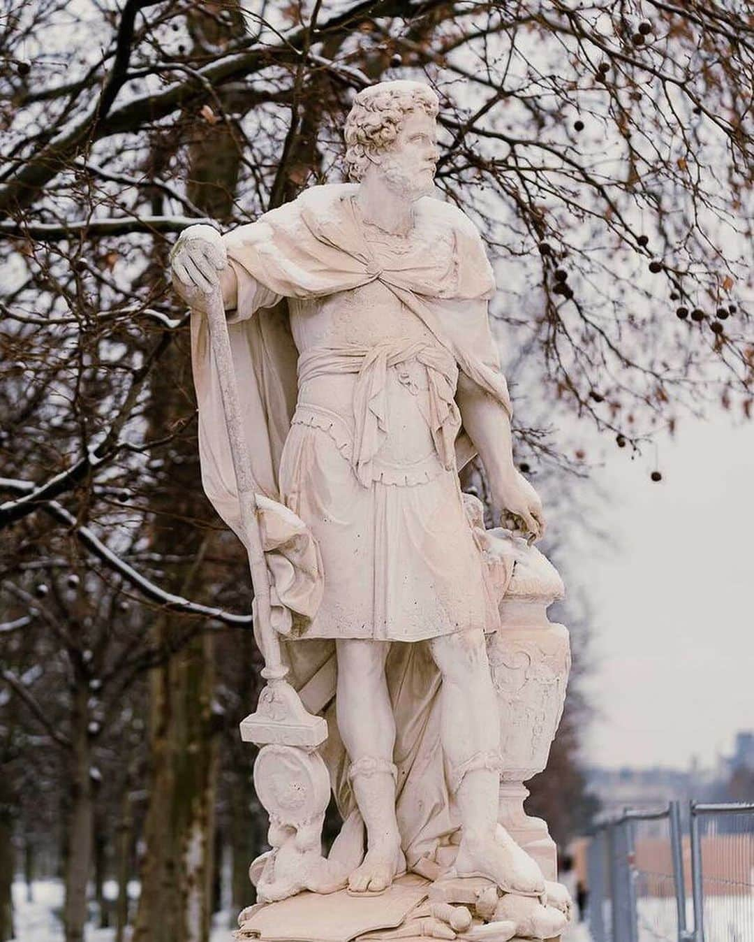 ルーブル美術館さんのインスタグラム写真 - (ルーブル美術館Instagram)「. 🇫🇷 Merci à @grandiphotos pour ses magnifiques captures du #JardinDesTuileries sous la neige. 🤩 Bon week-end à toutes et à tous ! ⛄️ - 📸 Continuez de publier vos plus belles photos du musée depuis chez vous en mentionnant #MuséeDuLouvre ! Nous en partageons une chaque fin de semaine. - - - - 🌎 Thanks to @grandiphotos for his great shots of the #TuileriesGarden under the snow. 🤩 Have a nice weekend all! ⛄️ - 📸 Keep sharing your best pictures of the museum from home using #Louvre! We will repost one every weekend. . . . #Tuileries #LouvreChezVous #MuseumFromHome」1月24日 19時18分 - museelouvre