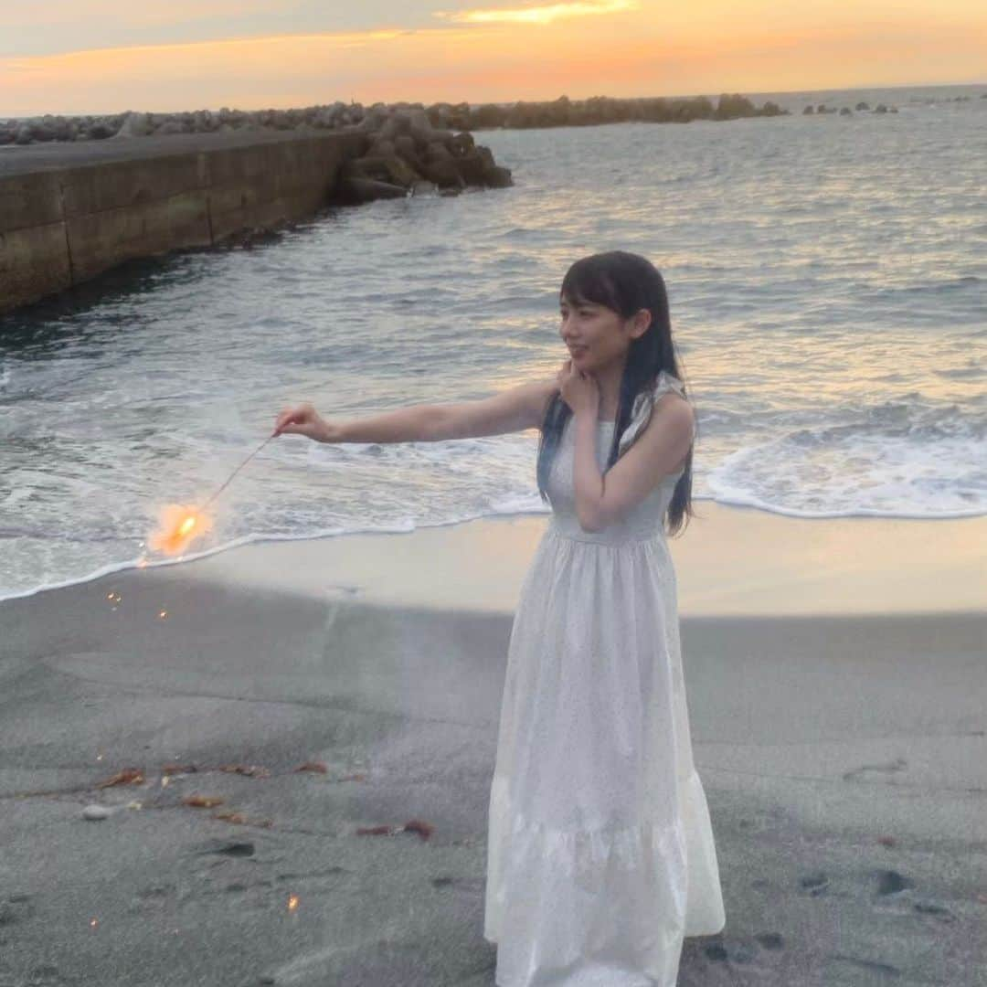 齊藤京子のインスタグラム：「【オフショット】祭り🎉 お付き合いありがとうございました🤗  最後に花火きょんこ👸💕 火を体から遠いところにしようとしてますね🥰きゃわ🥰  Twitterではまた違うオフショットを公開しています。ぜひチェックしてくださいね😚  #齊藤京子1st写真集  #とっておきの恋人 #齊藤京子 #日向坂46 #きょんこしか勝たん  #国民的彼女 #kyonstagram 👸💕  📢ご購入はプロフィールのリンクから」