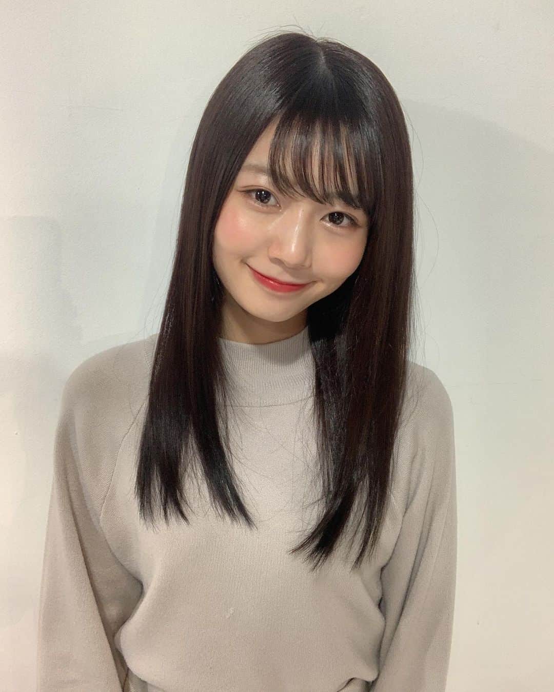 杉浦みずきのインスタグラム：「. イメチェンしてみた✨ 黒髪女子風 ですが、アッシュだよ♡笑 暗めが落ち着くからすき あと髪がとぅるとぅるです🥺  @akiyamasensei_aid  いつもありがとうございます☺️  @aid_hair  #髪質改善 #グレージュ」