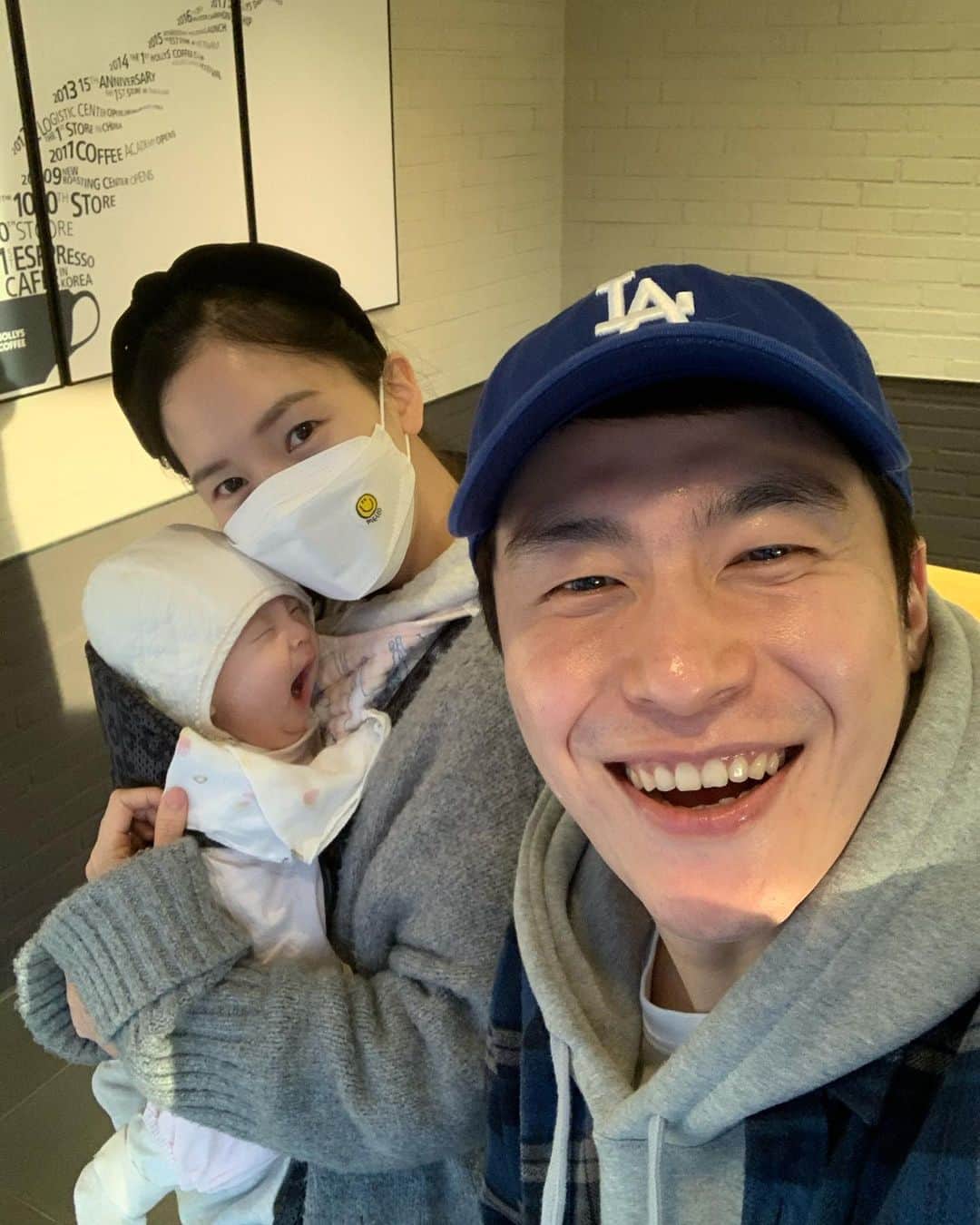 イ・ジェウォンのインスタグラム：「. 날씨 따듯해져서 첫외출  #소중한봄봄이🌼」