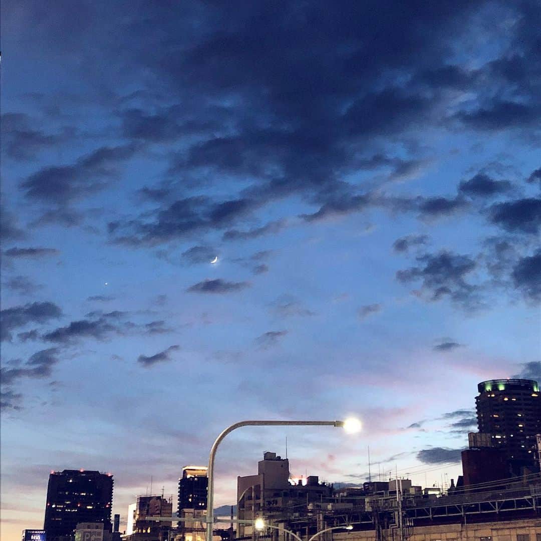 ikeda chizuruのインスタグラム：「絵みたいな空🌒✨✨✨ この後20:15〜 @mercuryduo_com で インスタライブ、重大発表見てねー！👌👌」