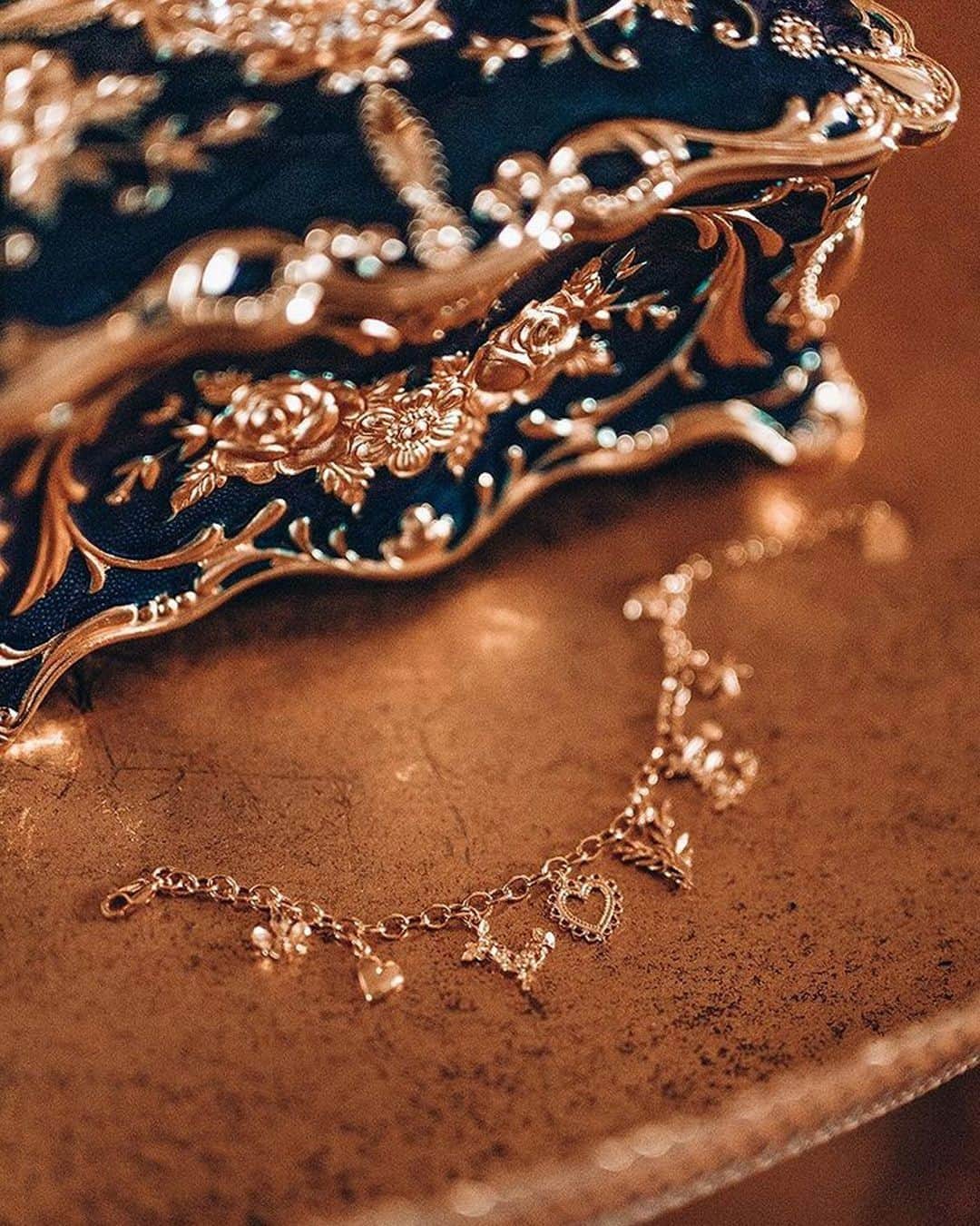 アレックスモンローさんのインスタグラム写真 - (アレックスモンローInstagram)「Big L O V E to @mossonyi for creating this stunning shot of our L O V E charm bracelet next to the most romantic of jewellery boxes✨ ❤️ #MessagesofLove ⠀ ⠀ #AlexMonroe #HandmadeinEngland #InspiredbyNature #EthicallyMade #Handmade #Valentines #LoveBracelet」1月24日 19時29分 - alexmonroejewellery