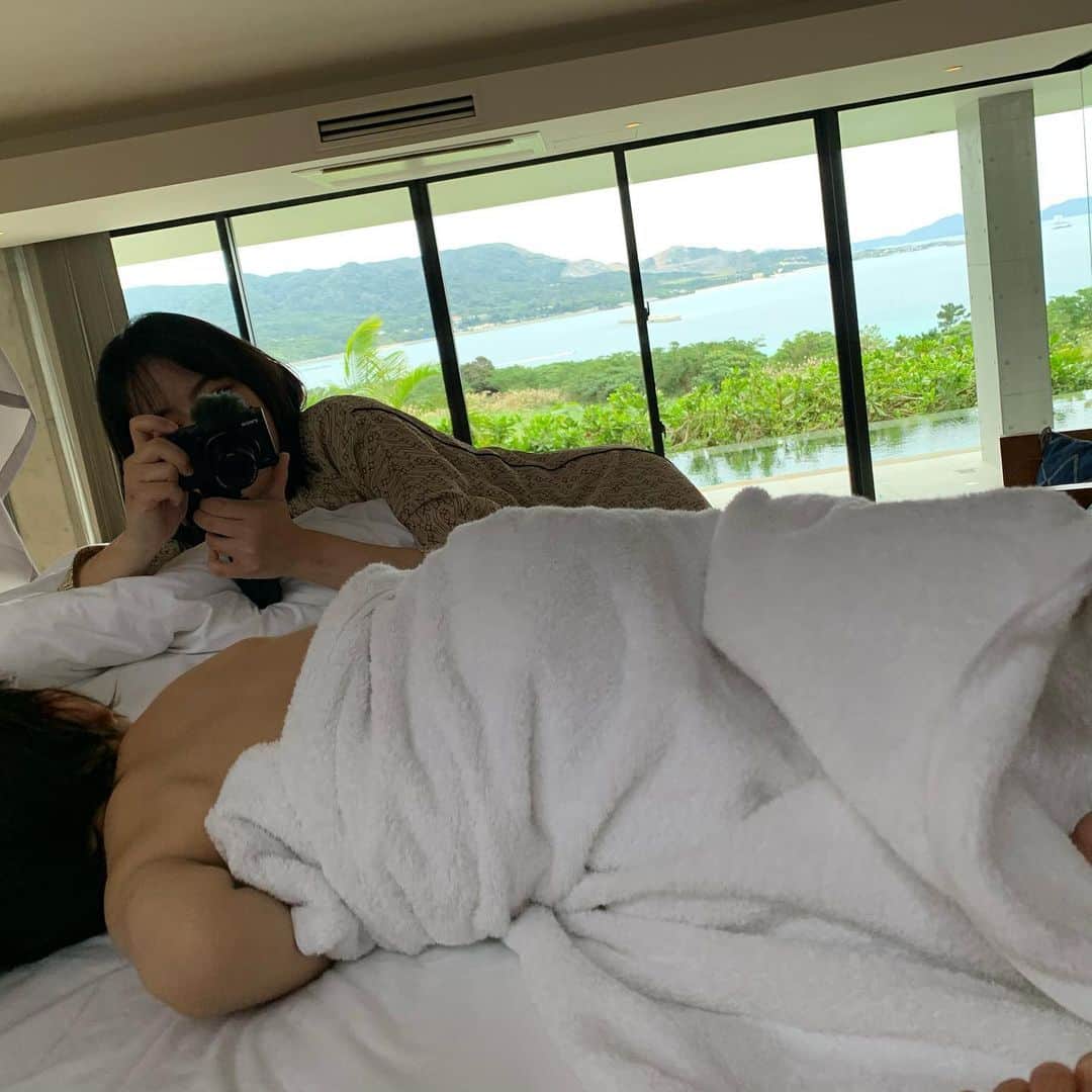 橋本奈実のインスタグラム：「もう1月も一週間で終わりますね…早いな… おうちにこもってると色々考えちゃう毎日だけど、一緒に頑張りましょう！！ 写真は去年、次男を撮影してる私の事を長男が撮った写真😂✨」
