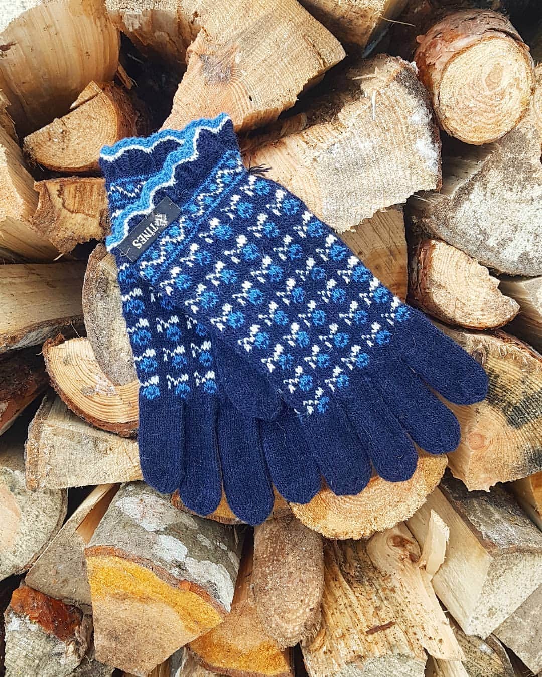 ティネスのインスタグラム：「💙💙💙 Have a fantastic day everyone! 🙂 WWW.TINES LV」
