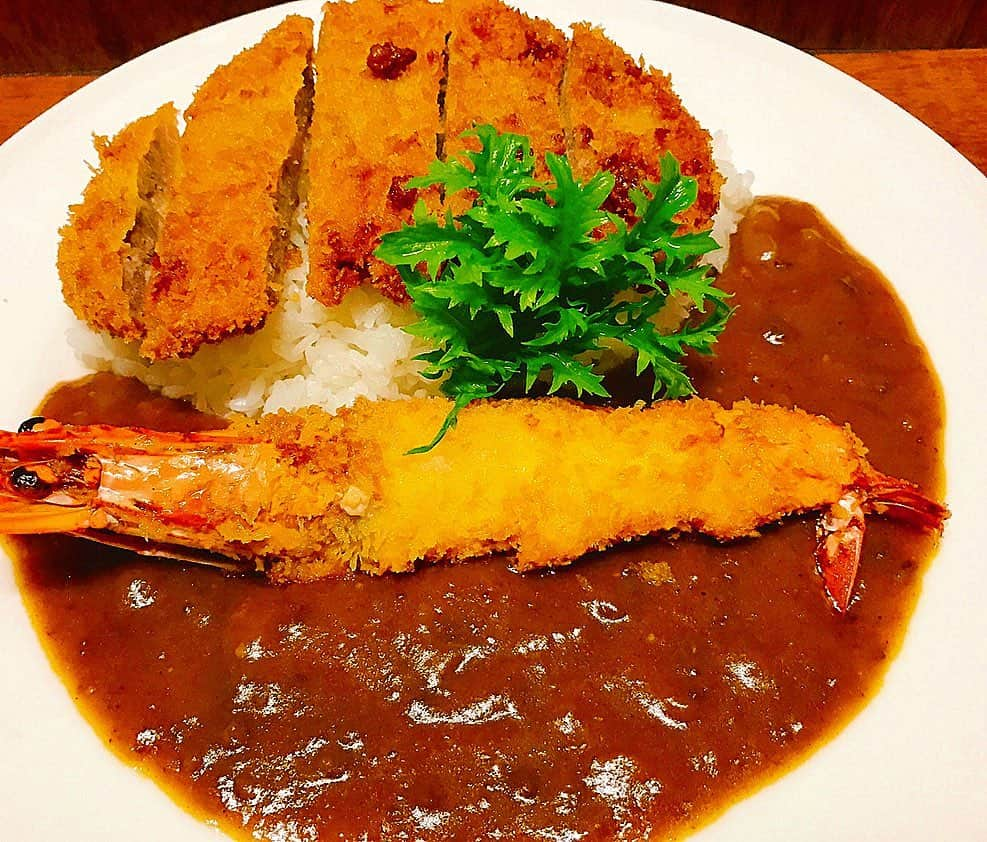 チキン南蛮カレーのルウ王子さんのインスタグラム写真 - (チキン南蛮カレーのルウ王子Instagram)「今日もカレー弁当のご注文をたくさんいただきあルウがとうございます！ おかげさまでカレー弁当仕込んでいた分 全て完売！  今から朝までカレーの追加仕込み！ ガッツリまかないカレーを食べて華麗に頑張りまくルウ！  たくさんのご注文に感謝！カレー倶楽部ルウ全店舗テイクアウトできルウので是非！  てげうまカレー弁当を食べて元気になルウ！カレー最高！てげうまルウ！ ★ ★ #チキン南蛮カレー #テイクアウト #都城 #麻婆カレー #カレー倶楽部ルウ #都城テイクアウト #ふるさと納税  #ルウ王子 #フォロバ #宮崎 #幸せ上々みやこのじょう #フォロワー募集 #like4follow  #いいね#福岡 #宮崎ランチ #寺田町 #梅田 #宮崎 #グルメ好きな人と繋がりたい #カレー #南森町 #寺田町駅 #鹿児島 #難波 #都城ランチ #カレーライス」1月24日 19時42分 - currynoprince