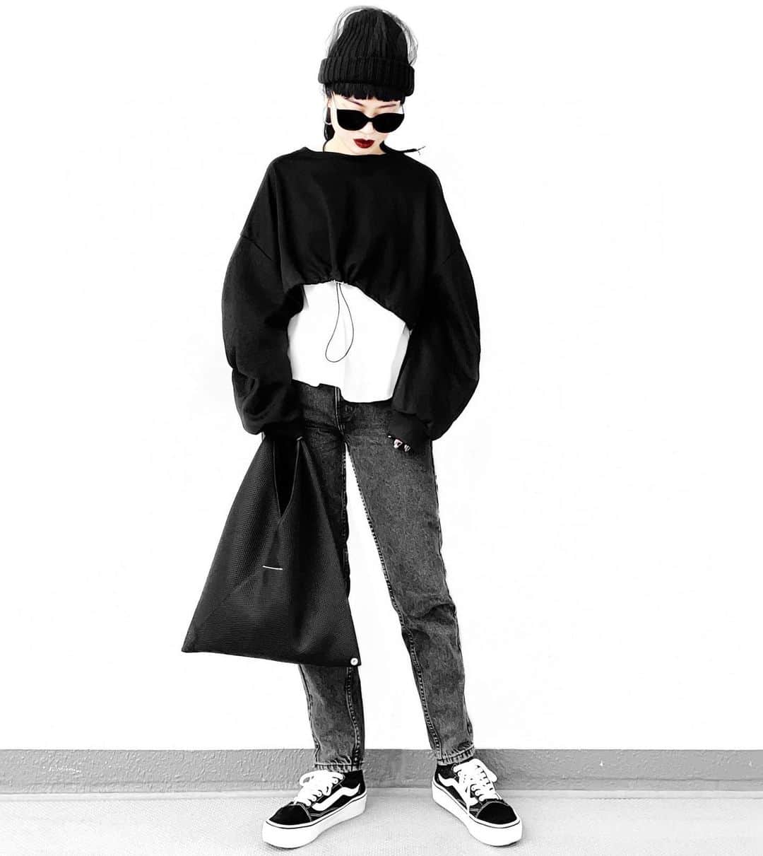 lve_xxxxのインスタグラム：「.﻿ .﻿ 以前にも載せてた袖の形が﻿ ﾍﾞﾗﾎﾞｳに可愛い(←)TOPS♡﻿ ﻿ 前部分がﾄﾞﾛｽﾄになってるので﻿ お好みの絞り具合で着て頂けます☺︎﻿ ﻿ ｼｮｰﾄ丈なのでﾚｲﾔｰﾄﾞにもﾋﾟｯﾀﾘ☝️﻿ 腹ﾁﾗで着てもかわよ🙈♡﻿ (ただ今時期は🆖 お腹壊しそう😅)﻿ ﻿ @zara のﾏﾑﾃﾞﾆﾑ👖﻿ 合わせやすく履きやすくて﻿ 色違いも欲しくなってる…🤔 ﻿ #ZARAの誘惑﻿ ﻿ ﻿ 🈟 Cropped drawstring sweat﻿ @lveu.official ﻿ ﻿ 今夜(1/24) 20:00 発売！﻿ ﻿ ﻿ －－－－－－－－－－－－－－－－－－﻿ ﻿ その他ｺｰﾃﾞｱｲﾃﾑ詳細は﻿ WEARをご覧くださいませ。﻿ ﻿ WEAR ： lvexxxx ﻿ 💻 https://wear.jp/sp/lvexxxx/﻿ ﻿ ﻿ ﻿ ﻿」