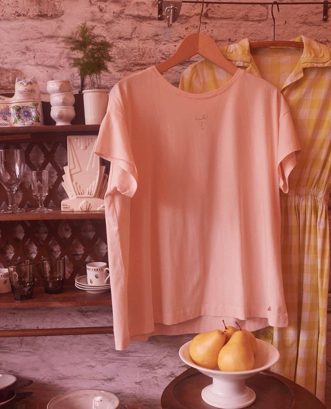 デプチオーのインスタグラム：「L'échoppe aux mille merveilles⁠ ⁠ ⁠🌸 DERNIER JOUR, JEU CONCOURS ROSIE 🌸⁠ En ce dernier mois d’anniversaire … nous vous offrons la pièce de votre choix dans ce dressing garanti 100% bonne humeur⁠ Pour tenter de remporter la pièce ROSIE de votre choix : ⁠ ✨ Partagez-nous vos plus beaux looks ROSES avec les #lavieenplusjoliedepuis20ans #rosie @despetitshauts *⁠ ✨ Suivez notre compte ⁠ ✨ Tagguez deux ami(e)s en commentaire pour les inviter à participer ! ⁠ ✨ Bonus : doublez vos chances de gagner, en partageant ce post⁠ ⁠ Bonne chance… ! 🍀⁠ Tirage au sort le 25 janvier⁠ *votre compte doit être public⁠ ⁠ #despetitshauts #despetitshautsaddict #despetitsmoments #rosie #lavieenplusjoliedepuis20ans #lavieenplusjolie」