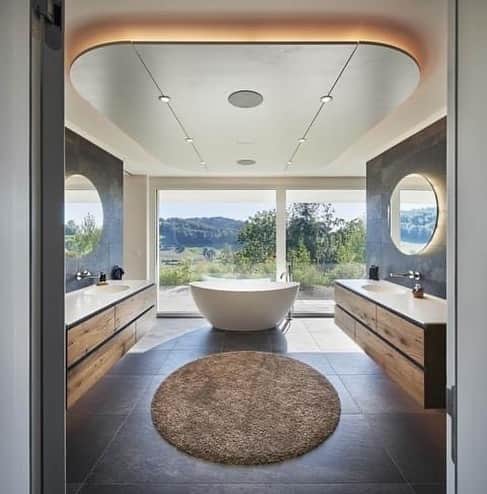 のインスタグラム：「Now that’s a bathroom with a view ✨  For more exclusive real estate in Switzerland follow @wrealestate_by_angiewuffli - highly recommended 🙌🇨🇭」