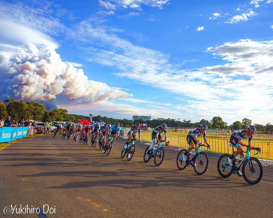 土井雪広のインスタグラム：「背景に上がるのは山火事の煙。 今日は山火事が発生するほど暑かった…。 スタート時の気温は41℃🤯 そんな中、完全にレースをコントロールするWorld teamのバイクエクスチェンジの隊列は素晴らしく美しかった🤤  #bikeexchange #santoscyclingfestival #adelaide #australia」