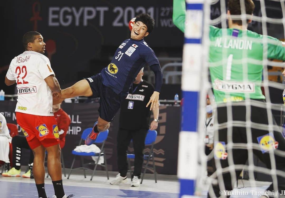 吉野樹さんのインスタグラム写真 - (吉野樹Instagram)「. 世界選手権　in Egypt🇪🇬 メインラウンド2戦 vs Denmark🇩🇰 34-27で負けました。  世界王者相手でやっぱり強かったですが、通用する部分があったり 点差以上に得るものがありました。 アルゼンチン戦よりも日本のハンドボールができたと思います。  朝早くから応援ありがとうございました！！ 明日で世界選手権最後の試合です。 勝って笑顔で日本に帰ります💪🔥  盛り上げていきましょう🇯🇵💪💪  photo by @tagucci42 📸  #彗星JAPAN #handball #egypt2021  #vsdenmark  #GOjapan」1月24日 19時37分 - tatsuki.yoshino23