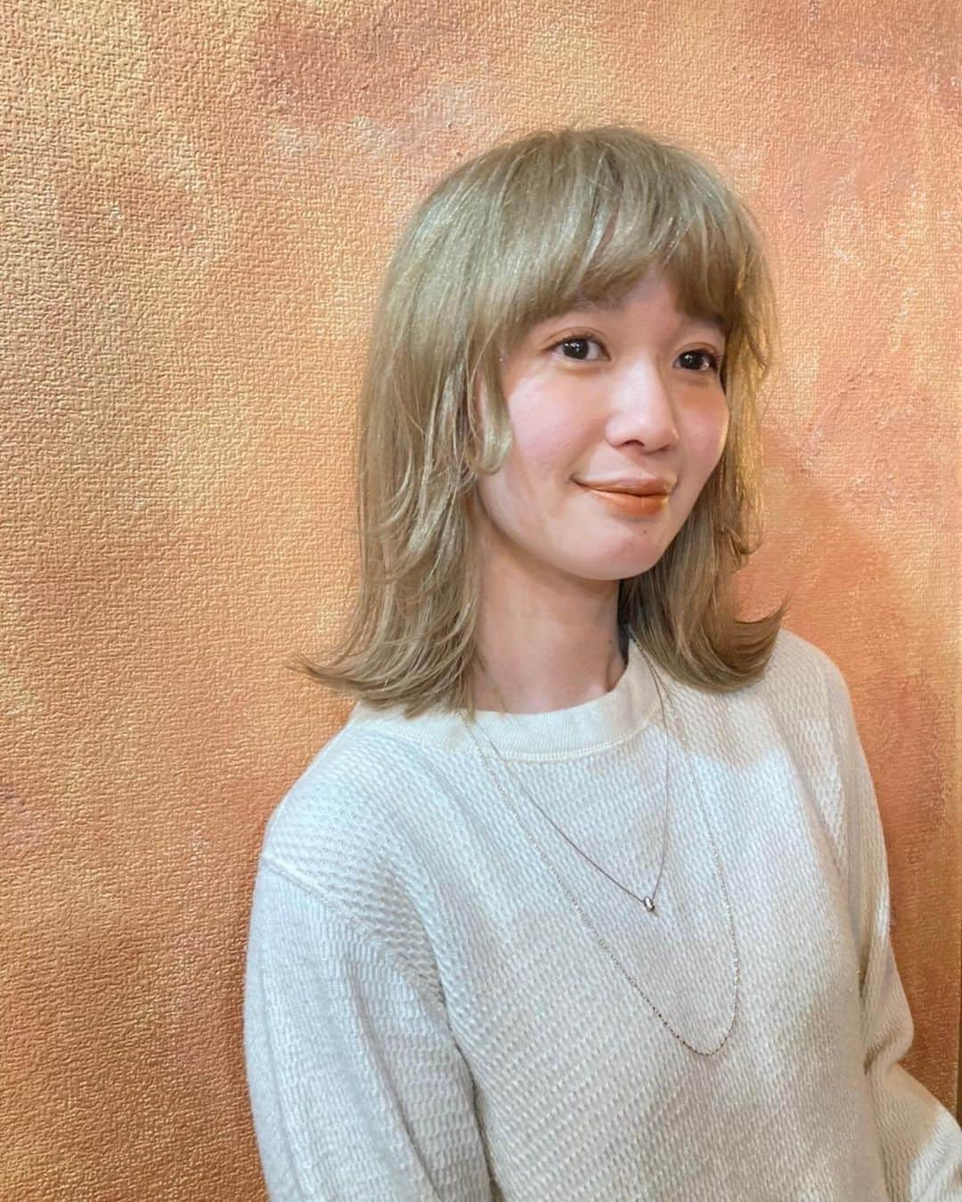 柴田紗希さんのインスタグラム写真 - (柴田紗希Instagram)「new hair...♡ 前髪を増やしました！ カラーリストのゆもさんにカラーもしてもらったよ　@yummo  すっごく綺麗なカラーで荒れていた髪質もなんだかおさまりありがたい限りです！ ゆもさんの魔法や〜🌈 「最近のゆもさんの楽しい情報なんですか？」って聞いて良かったです、、、うふふ笑 楽しい時間だったなぁ♡」1月24日 19時40分 - shibasaaki