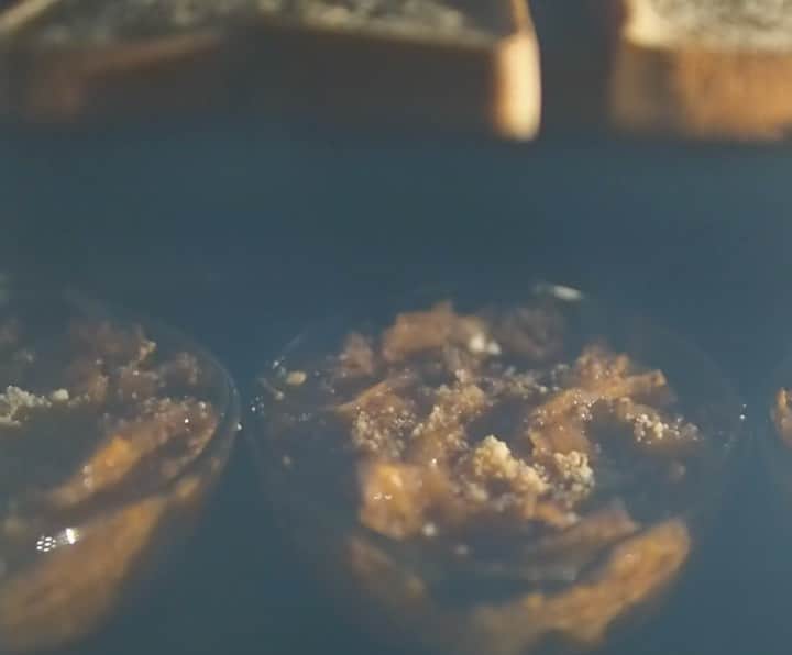 Rocoのインスタグラム：「01.24 ラザニア焼いてからの焼き上がり3分前にガーリックトーストも一緒に焼いて。2品焼き上がった後は仕込んでいた朝ごはん用の丸パンも焼いて🥖オーブンフル活用✨  #rocoごはん#パナソニックビストロ#ラザニア#ガーリックトースト#丸パン#晩ごはん#おうちごはん#おうち時間」
