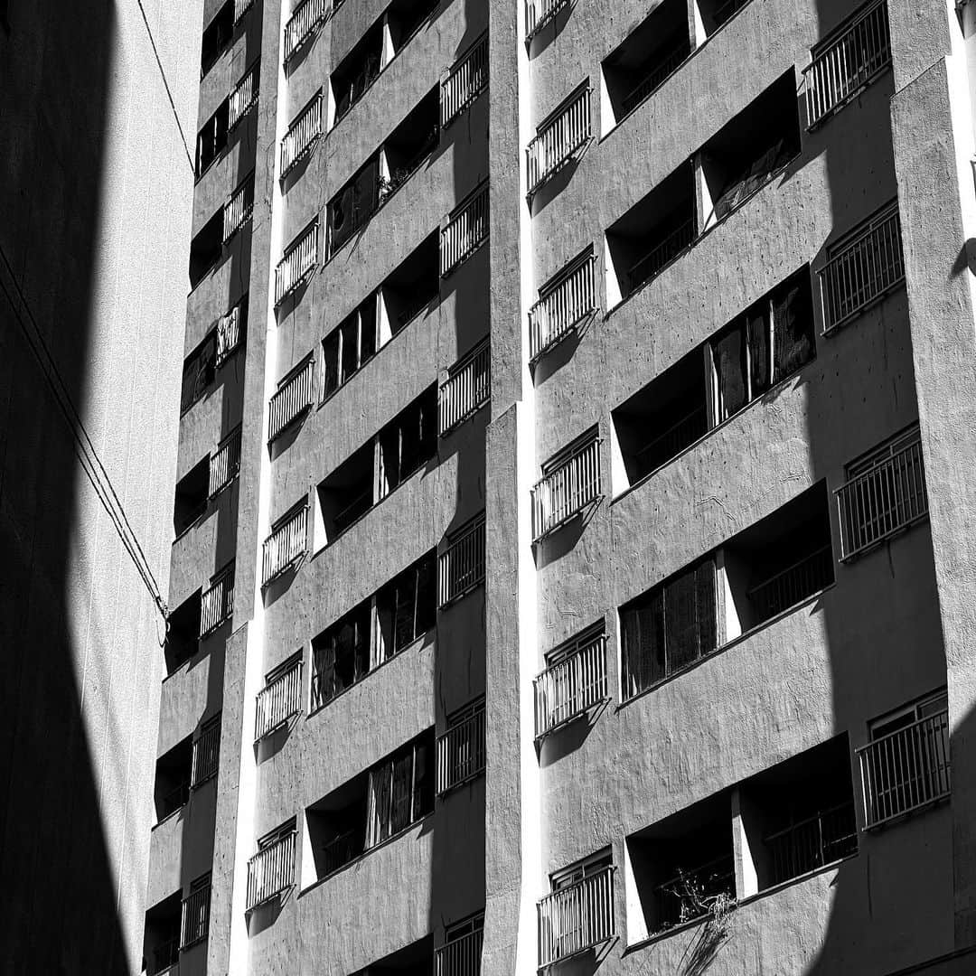 naotakeのインスタグラム：「窓 - Windows / iPhone 12 Pro Max & Snapseed, 20210125 . . 山梨土産の巨峰の干し葡萄は、大きくてジューシー。 . . #spicollective #royalsnappingartists #infamous_family #rsa_main #infinity_photo_cult #jp_gallery_member #jp_gallery_bnw #trb_bnw #wp_bnw  #bnw_life #bnwlife_member #bnw_life_shots #bnw_captures #world_bnw #top_bnw #team_jp_ #team_jp_モノクロ #ig_energy_bw #ig_nihon #streetphotographybnw #igersjp #blackandwhite #bnw #bnwphoto #monochrome #bw #bnwphotography #ShotOniPhone #shotoniphone12promax」