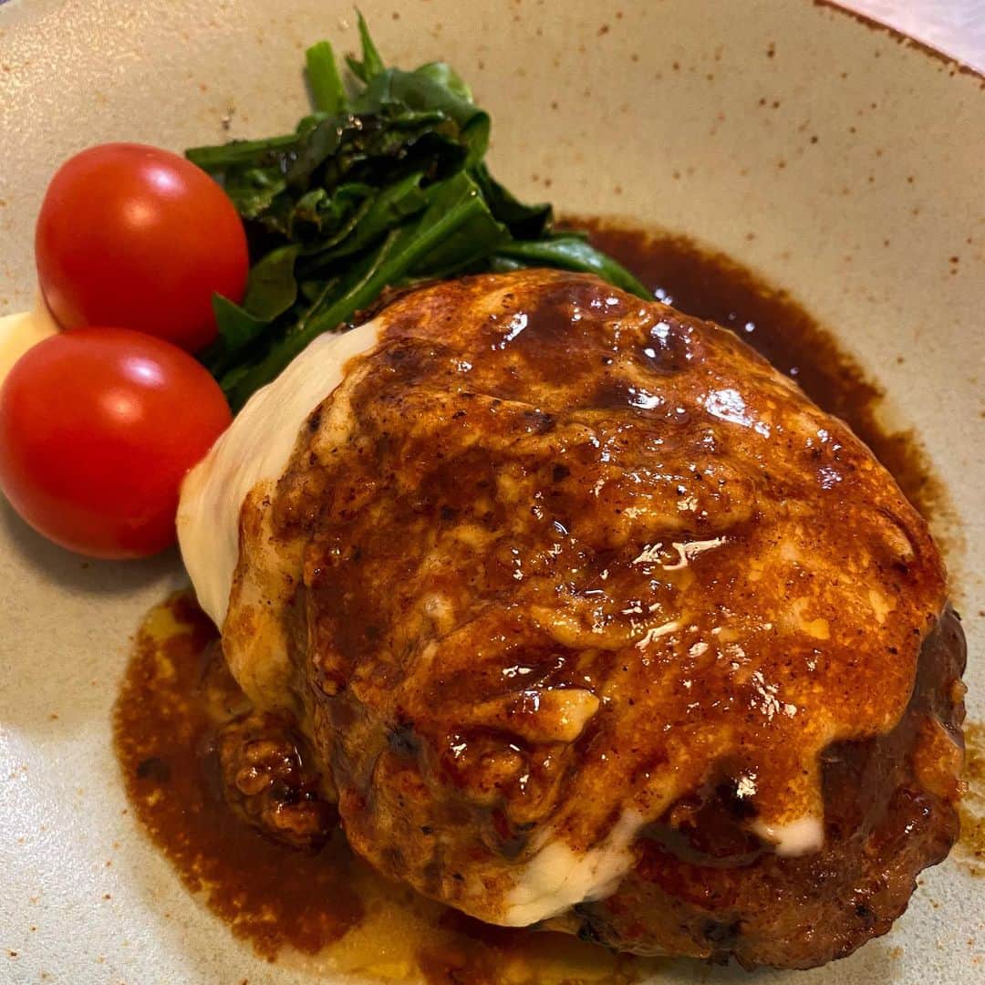 DJ ATSUのインスタグラム：「今夜は、チーズハンバーグ🍴﻿ ﻿ いよいよ出産が近づいてきた。﻿ コロナで立ち会いも出来ず不安ですが、せめてしっかり栄養取っといてください。」