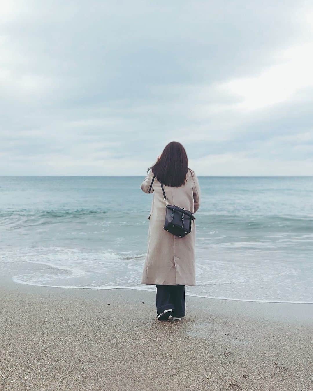 鈴木芳奈のインスタグラム：「ちょっとした息抜きで海へ 深呼吸したり 手が海からパワーをもらってびりびりとしたり(笑 自然ってすごいなぁ 冬の海もよかったな」