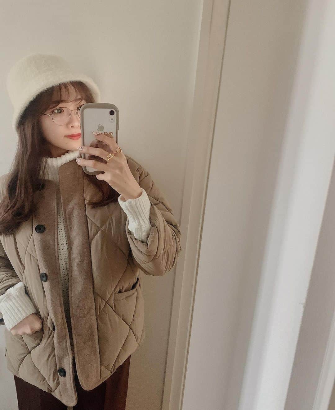 SHIHORINのインスタグラム：「𓂃 𓈒 𓂂𓏸  Casual code🧺♡ @holidayandholiday_official の キルティングデザインのアウター 軽くてあったかくて優秀🥺🤍  今日は一日中ほとんどNetflixみてた😂📺⌇  また明日から一週間がんばろう〜っ𓃠  #code #fashion #holidayandholiday #quiltingjacket #gu #buckethat #instafashion #jins #キルティング #キルティングジャケット #キルティングコート #タートルネック #バケハ #バケハコーデ #カジュアルコーデ #韓国ファッション #ベージュコーデ #着まわしコーデ #高身長コーデ #だてめがね」