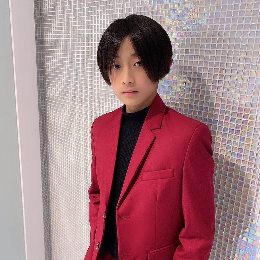 神田聖のインスタグラム：「今日はドレスレッスンと殺陣のレッスンでした！﻿ ﻿ ドレスレッスンはスーツで🤵‍♂️﻿ ジャケットの使い方とか表情の作り方とかもっと研究しないといけないなって思いました！﻿ ﻿ そして！大好きな殺陣のレッスン🥷🏻﻿ マンツーマンだったので1時間半たっぷり教えて頂きました🤫💗﻿ ほんと楽しすぎてもっと上手にできるように頑張ります😤﻿ ﻿ ﻿ #kce」