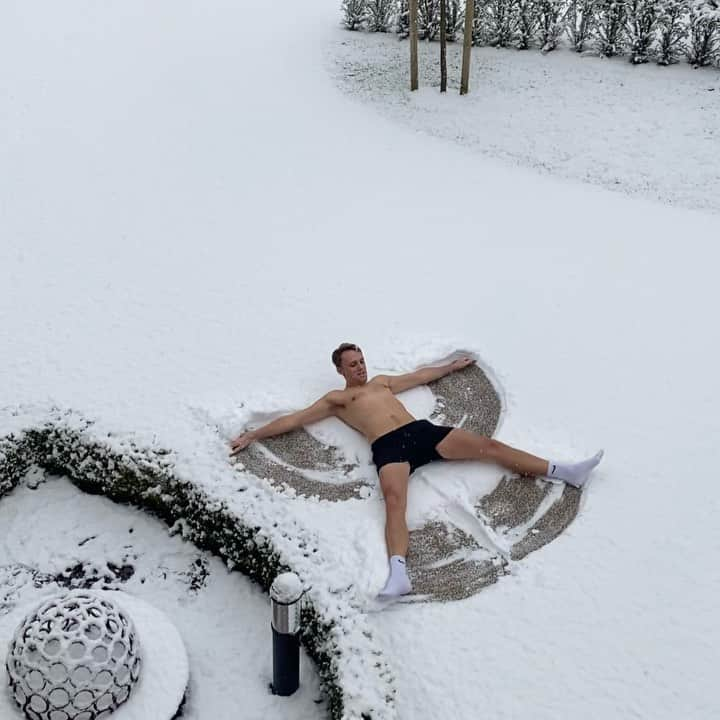 マックス・チルトンのインスタグラム：「Post workout cool down. ❄️」