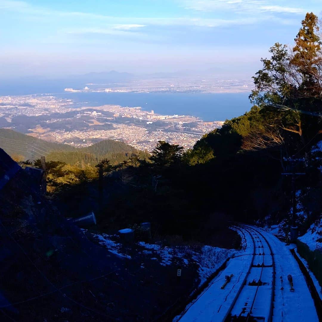 琵琶湖グランドホテル / 京近江のインスタグラム：「雪の残る比叡山鉄道 坂本ケーブルから見る琵琶湖の絶景。 小さいですが、当館も見えています。 春霞の様な霞が無ければ、湖北の方まで見えてグルリと琵琶湖全体が見えます。 #比叡山 #琵琶湖 #比叡山鉄道 #坂本けーブル #絶景 #雪 #滋賀 #京都 #滋賀旅行 #琵琶湖グランドホテル #京近江 #hieizan #lakebiwa #beautifulview #cablecar #shiga #kyoto #japan #gobiwako #hellootsu #goto #travel #biwakograndhotel #kyooumi @biwakograndhotel_kyooumi」