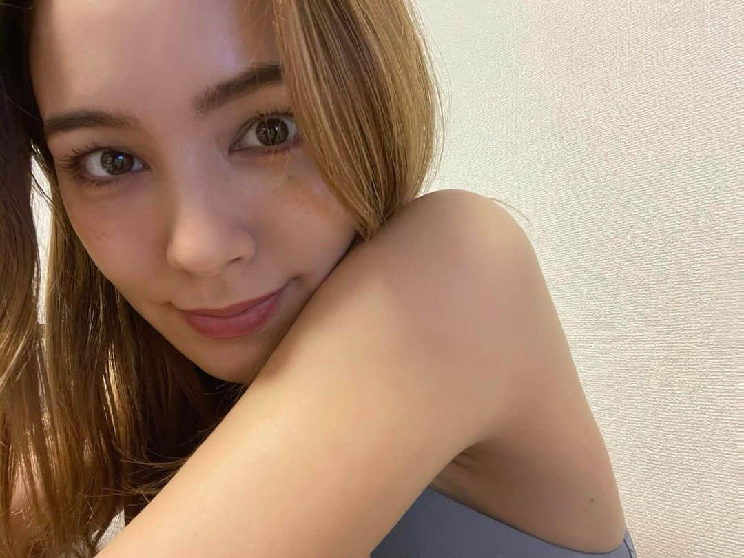 ステファニーのインスタグラム：「🌟🌈 質問コーナーを見ていると、 コンプレックスの話がとっても多い。 変わりたいと思うことはとても良いことだと思うし、 向上心は大事だと思います。 でも、ステちゃんみたいに… なんてありがたい言葉を受け取ることがある私自身も、 コンプレックスはたくさんあります。 でも、あなたはあなたしかいない。 誰もあなたにはなれない。 自分自身をたくさん愛すことは、人生にとって 最もと言えるほど大切なキーポイントだと思います。 自分が好きな自分であること。 私もまだまだこれからだけど、 素敵な未来のために みんなもっと、自分を愛そう♡。 写真はコンプレックスだったそばかすが見える私です。 #love #selflove #complex #コンプレックス #自分を好きになる #自分を愛する」