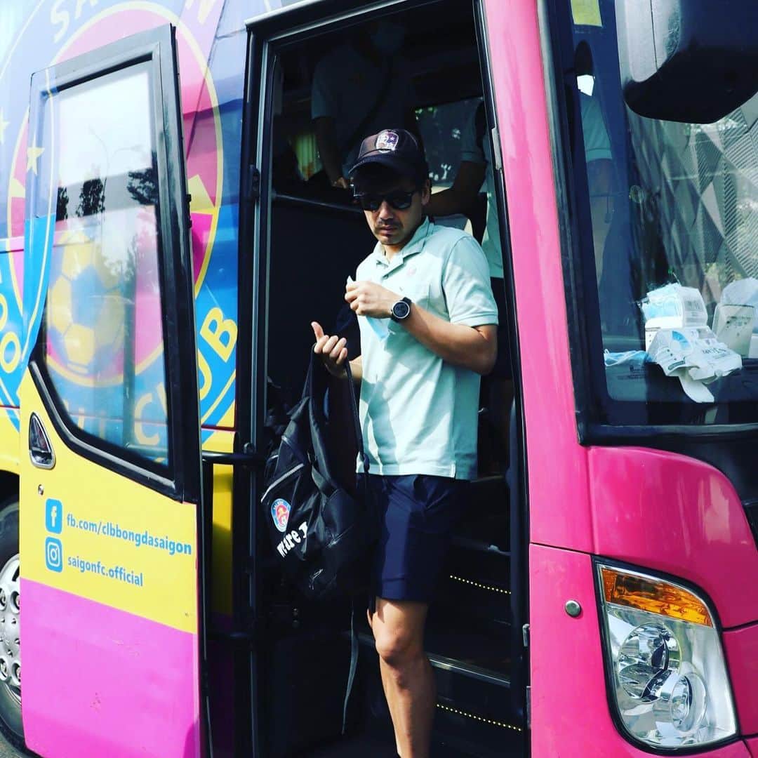 松井大輔のインスタグラム：「Go to Thành phố Nha Trang ニチャンにGO.  チーム全員　ALL TEAM はじめてのアウェイ  #saigon  #hochiminhcity  #ホーチミン  #ニチャン #goto #trip #nhatrang  #スーツケース #」