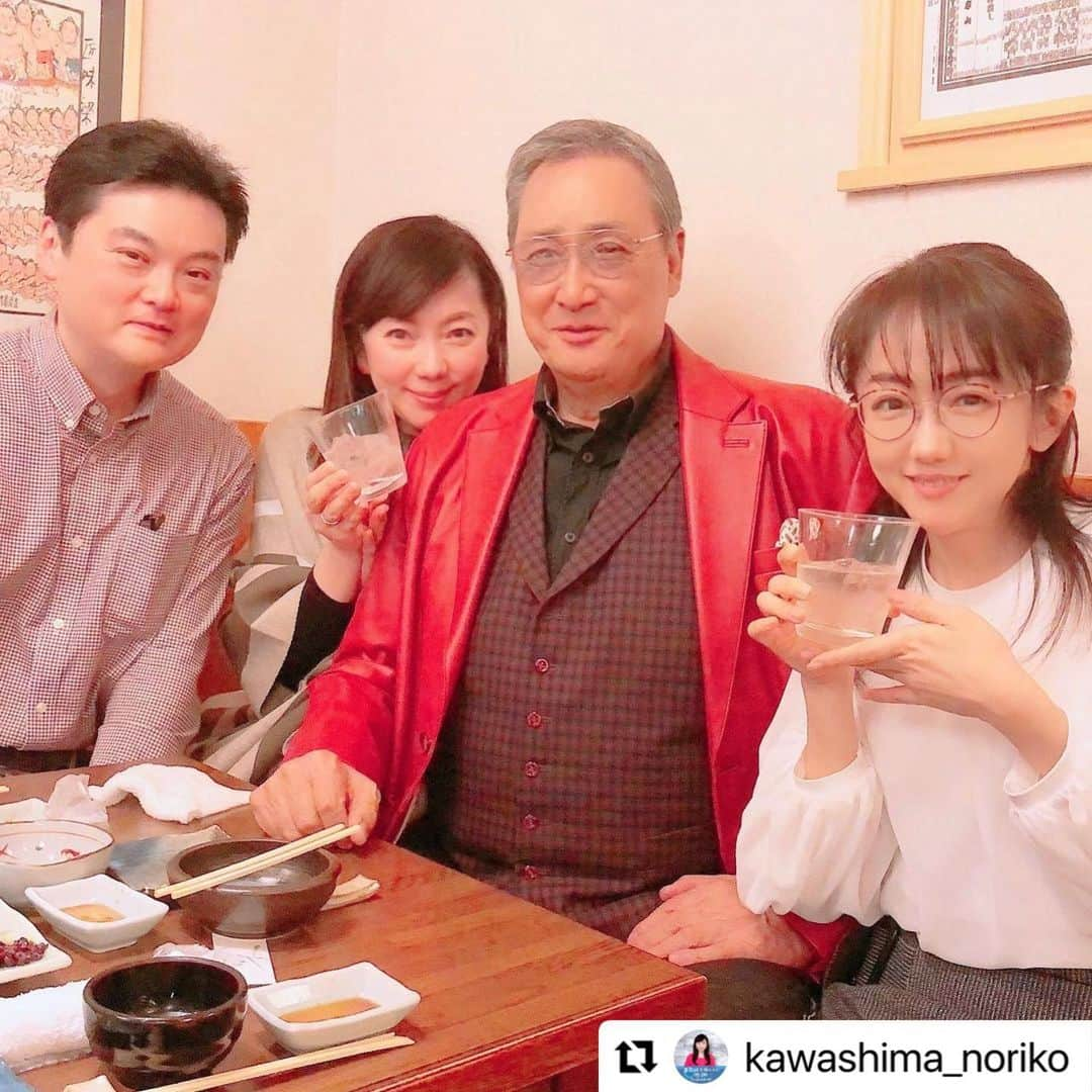 唐橋ユミさんのインスタグラム写真 - (唐橋ユミInstagram)「#Repost @kawashima_noriko with @make_repost ・・・ 北の富士勝昭さん✨  #1月場所 #初場所 #千穐楽  観ていた母が、 「親方ステキね〜✨ 赤のジャケットがお似合い」 と言ったので見てみると📺  以前（近くに座っても良い頃🍶） 親方とご一緒させていただいた時の （荒井太郎さん、ユミと一緒に） ジャケットでは？！と写真を確認👀  ユミも同じように思っていたようで やっぱり赤い皮のジャケットを 着こなせるって親方しかいないよね❣️ と盛り上がる #大相撲 #20210124  #大栄翔 優勝おめでとうございます🎊  #いつかの写真 #またいつの日か #こういう日が #訪れますように #幸せな時間 #お酒 #ご縁 #感謝  #相撲ジャーナリスト #荒井太郎 さん #フリーアナウンサー #唐橋ユミ #川島ノリコ」1月24日 19時46分 - yumikarahashi