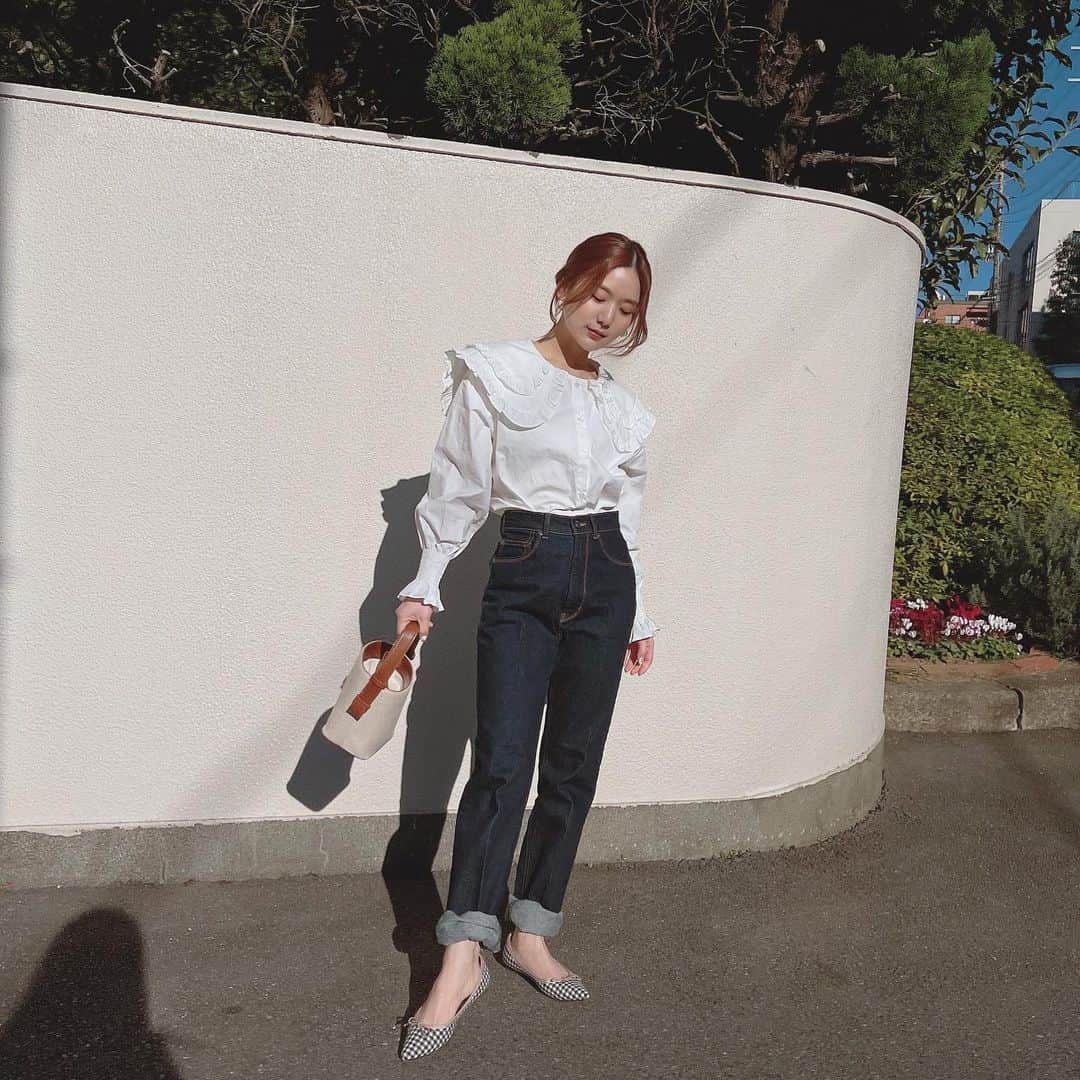 のインスタグラム：「🌷💛 ㅤㅤㅤㅤㅤㅤㅤㅤㅤㅤㅤㅤㅤ この前のお洋服🌼👗 ●トップス @9unq.official  ●デニム @mademoisellerope_jp  ●バッグ @9unq.official  ●パンプス @abc_mart_japan  ㅤㅤㅤㅤㅤㅤㅤㅤㅤㅤㅤㅤㅤ 春服意識したけどやっぱり寒かった😂 デニムはシマロンジーンズとマドモアゼルの コラボアイテムでゲットした☺️👖 デニムは何枚あっても欲しくなる🥺💓 ㅤㅤㅤㅤㅤㅤㅤㅤㅤㅤㅤㅤㅤ #ropemademoiselle #mademoisellerope #cimarron_ropemademoiselle #spring #wear #9unq #봄옷 #봄코디 #희영 #청바지 #코디추천 #デニム #春服 #春コーデ #ひよん #デニムコーデ #ブラウスコーデ #白ブラウス」