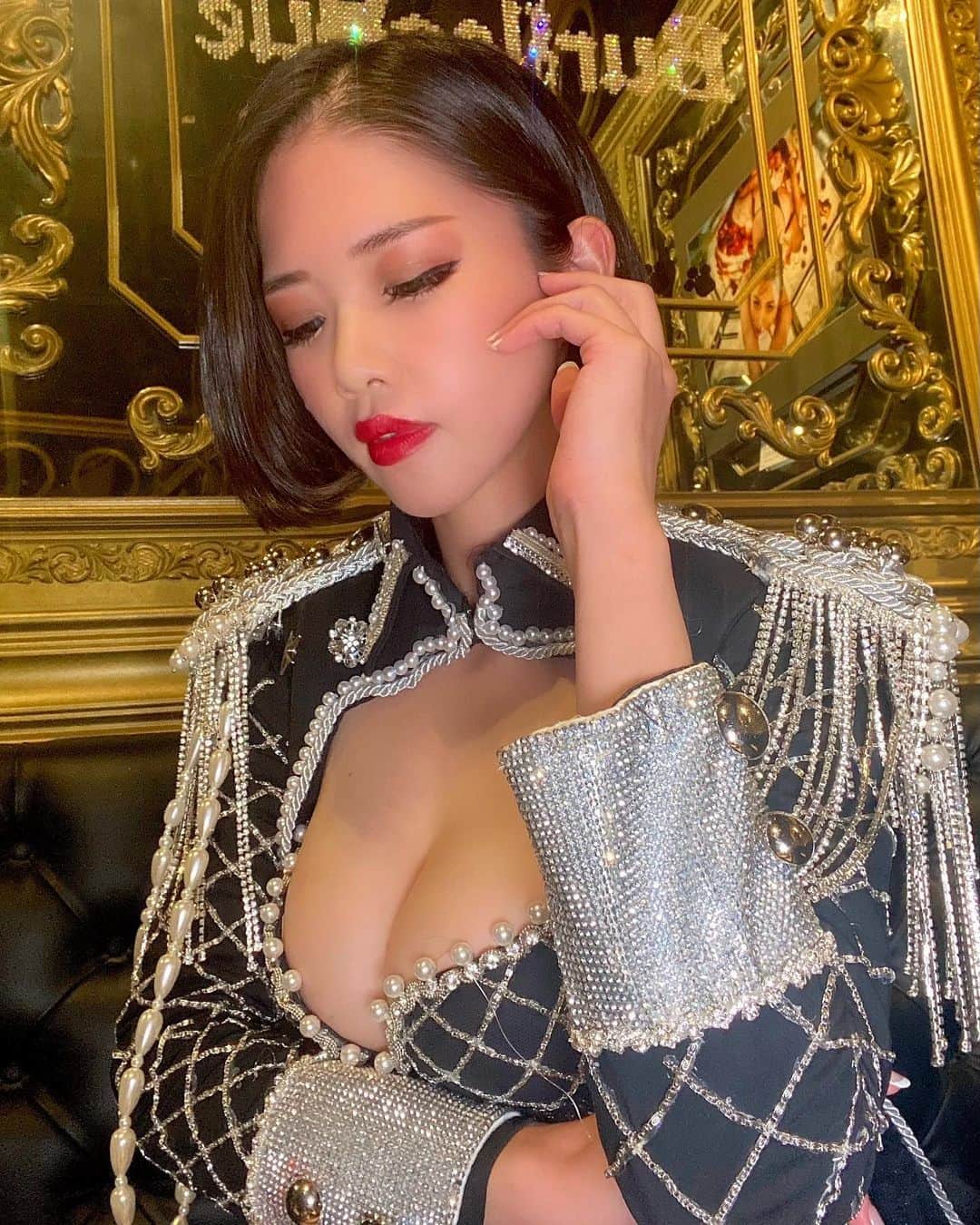 Yukkyのインスタグラム：「この衣装デザインした人天才✨ . . . . . #burlesquetokyo#showgirl#showdancer#japanesegirl#girl#instalike#instafashion#instadaily#lfl#costume#makeup#bodymake#anime#shorthair#nightclub#mood#hiphop#trap#2021#tokyo#バーレスク東京#ダンサー#黒髪ボブ#ショートヘア#舞台#被写体#コスチューム#アニメ#エンタメ活動を止めない#赤リップ」