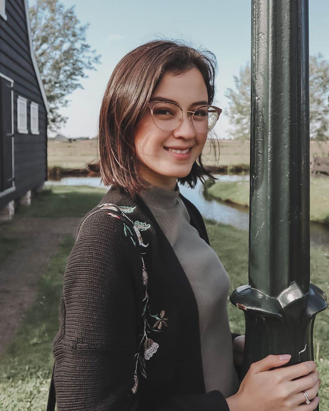 Kimberly Ryderのインスタグラム：「Lebih bagus rambut panjang/pendek? 📷 @edward_akbar」