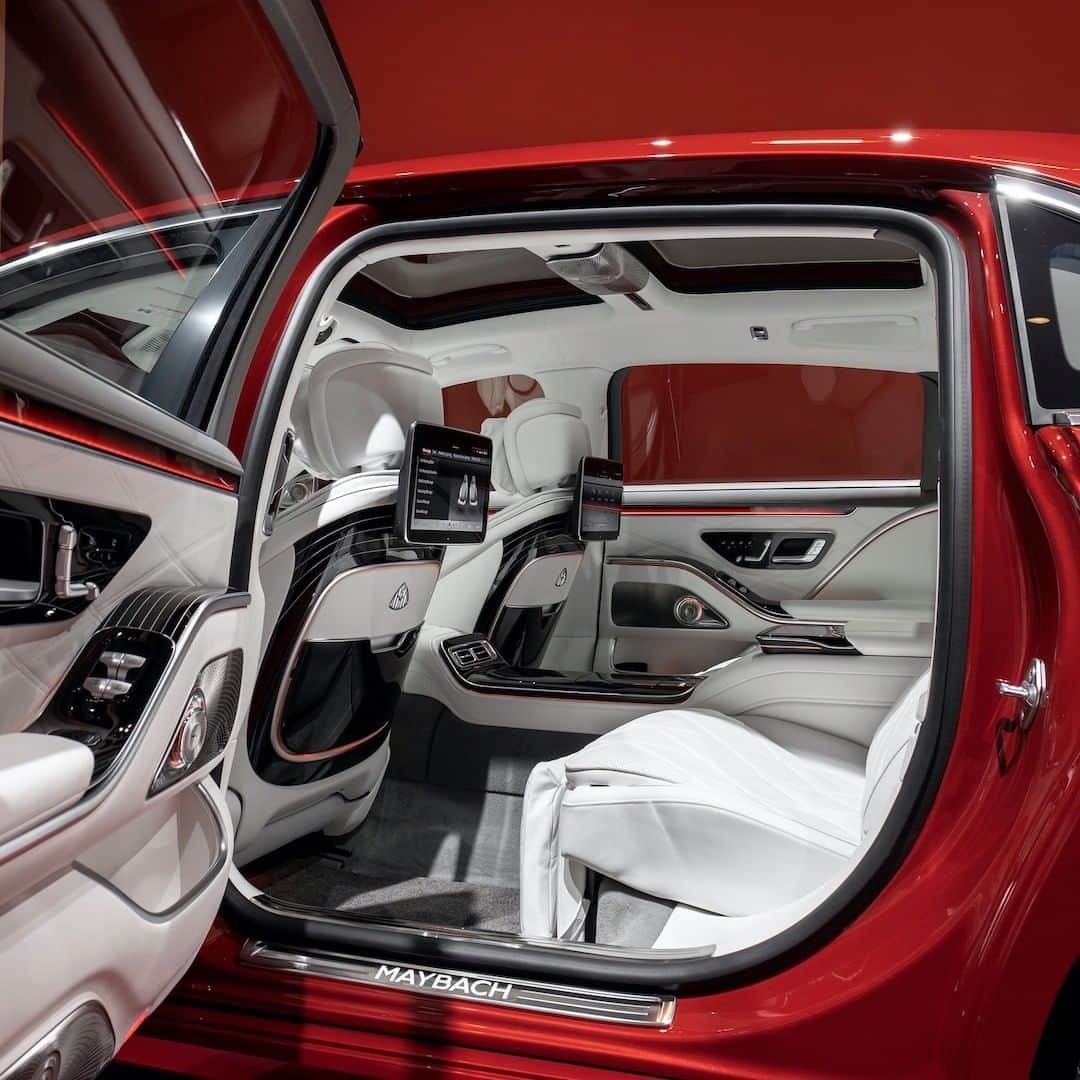 メルセデス・ベンツさんのインスタグラム写真 - (メルセデス・ベンツInstagram)「The MBUX interior assist of the Mercedes-Maybach S-Class is monitoring movements from the rear-seat passengers to open and close doors and windows. @mercedesmaybach   #MercedesMaybach #Maybach #luxury」1月24日 20時00分 - mercedesbenz