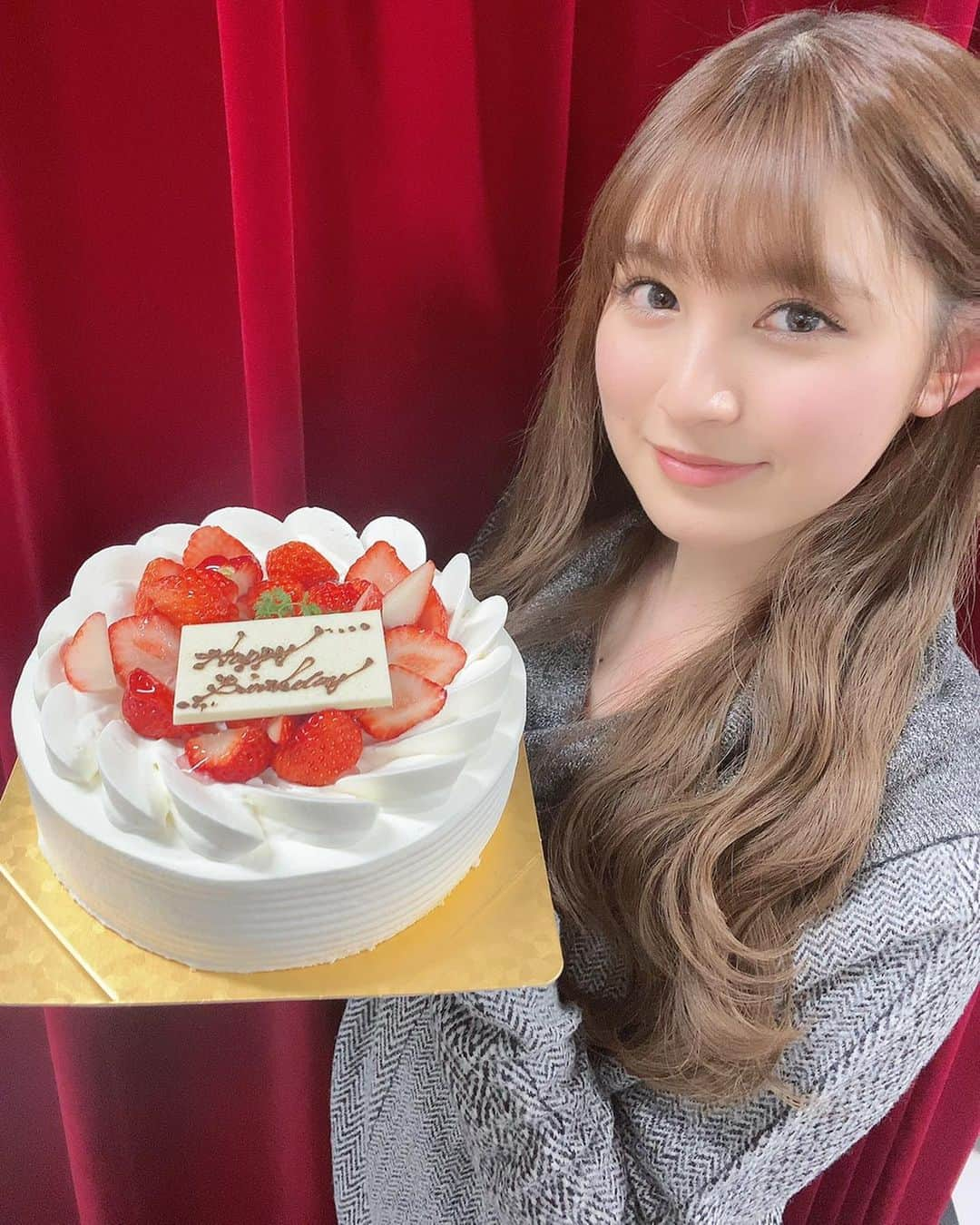 神志那結衣さんのインスタグラム写真 - (神志那結衣Instagram)「沢山のお祝いメッセージを みんなありがとう！ 劇場公演でもメンバー、スタッフさんみんなが祝いしくれたよ✨🎂  ファンの方からは可愛いくま付きの花束が届いていましたっ💐🧸 可愛い〜🥺  幸せな23歳の幕開けをくれて 本当にありがとう！  23歳は沢山の失敗をしたいな。 1人の人間としてもっと成長したいです  これからも宜しくね👽❤️  #誕生日　#花　#ケーキ　#プレゼント　#くま　#chou会　#chou #birthday」1月24日 19時52分 - jiina27