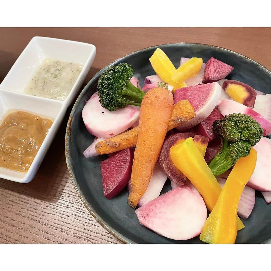 太田彩乃のインスタグラム：「鎌倉野菜がお得だったので、にんじんとブロッコリーだけ軽くグリルして、カブと大根はそのままで🥕🥦  バーニャカウダ風、糀ソースは @oryzae_foodcosme のSOYとSWEETをオリーブオイルで合わせただけ！ SALTを使ったさっぱりディップソースはディルとはちみつとオリーブオイルだけ！  簡単なのに美味しくて腸活にも良い😆  プラントベースな食生活を心がけるようになってから、オイルとかお塩とかスーパー行くと今まで以上に気になってチェックしちゃう。笑 おすすめ調味料あったら教えてください🧡 . . #プラントベース #フレキシタリアン #鎌倉野菜 #バーニャカウダ風 #糀ソース #oryzae #サステナブル #インナービューティー #腸活レシピ #フードロス削減」