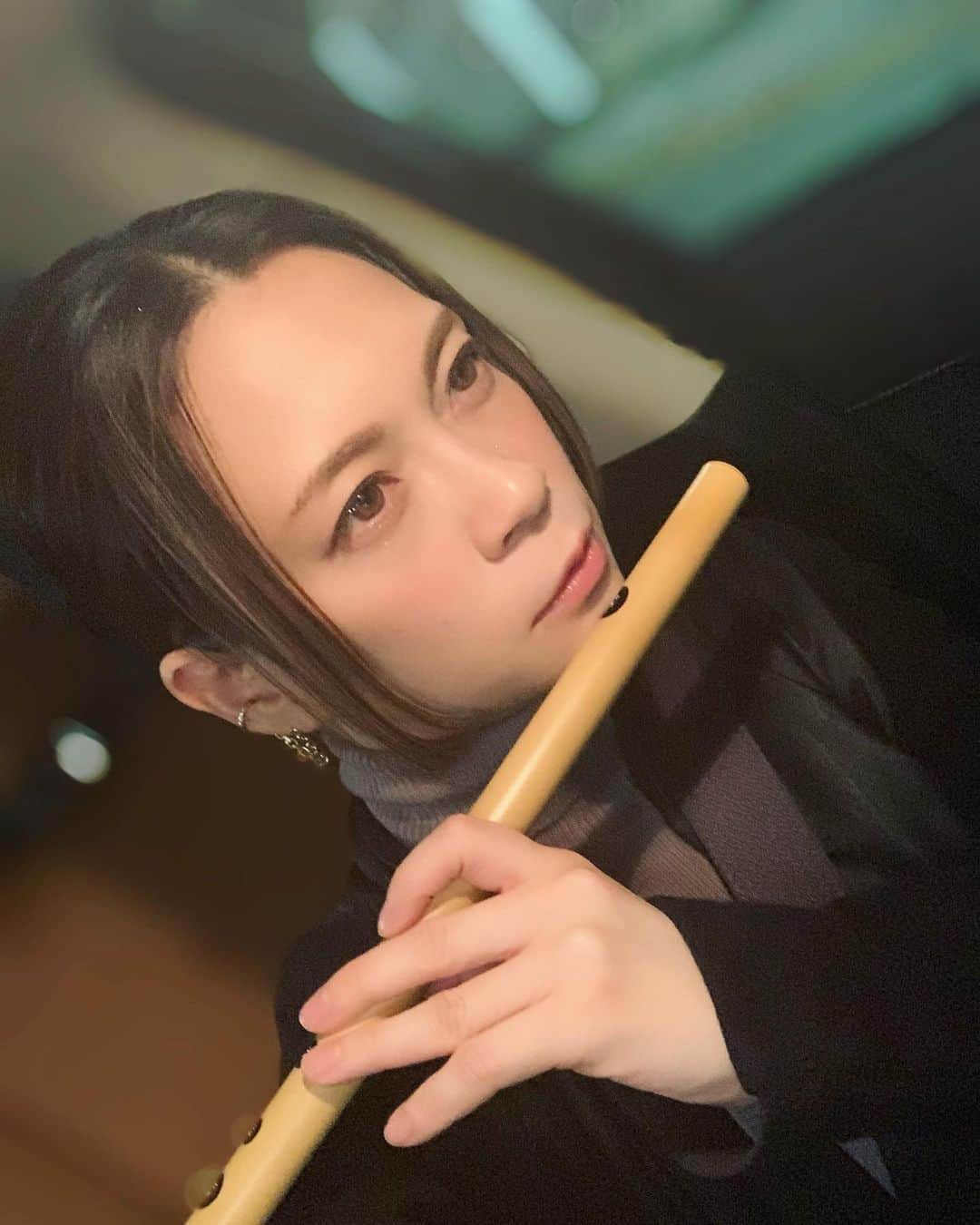 小柳ゆきのインスタグラム：「とあるお仕事で篠笛を頂きました✨  かっこいいー  音全然でませんが気分だけ笑  #ありがとうございました」