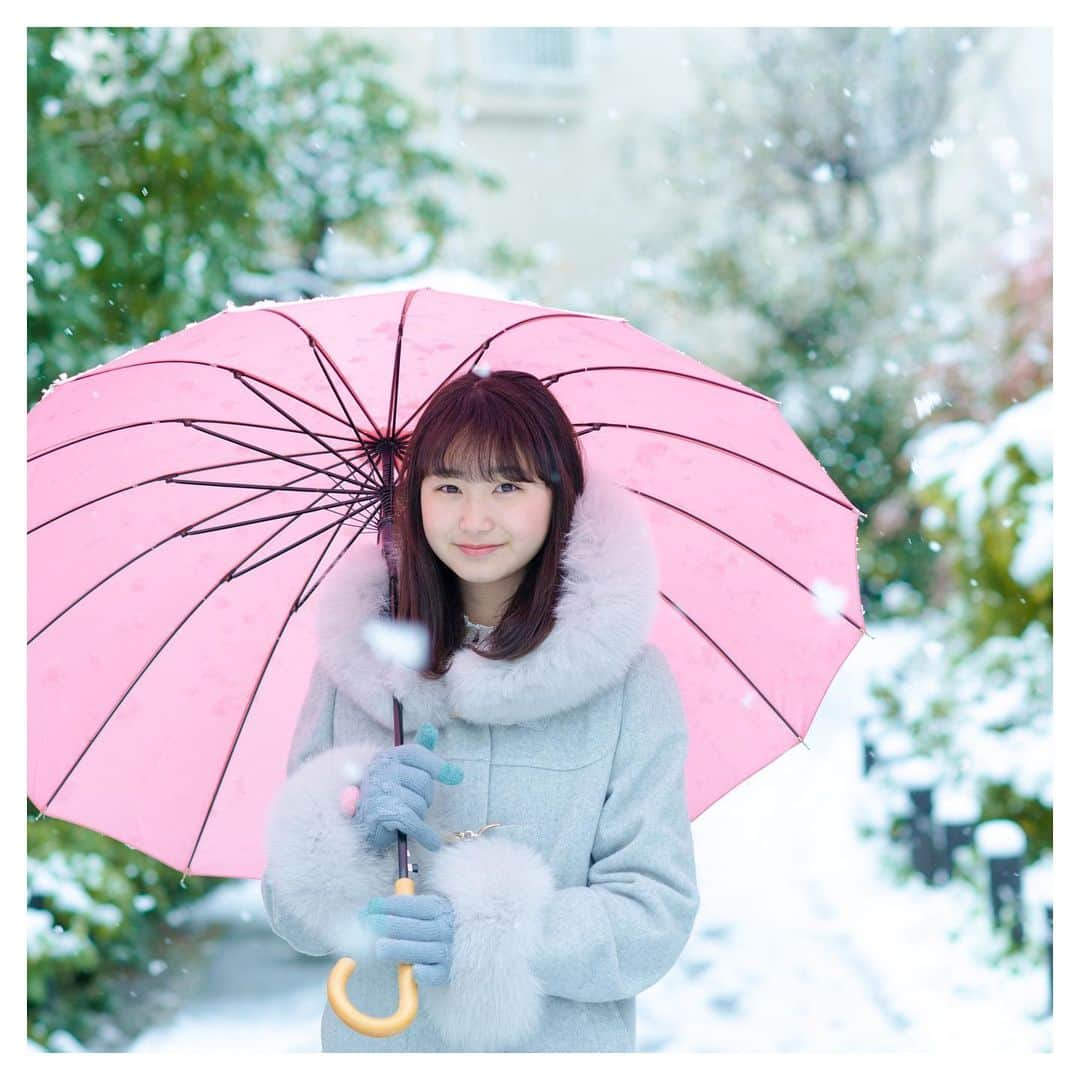 川合菖蒲のインスタグラム：「・ ＊ •*¨*•.¸¸♬︎  今日雪積もらなかった❄  写真は去年の春に雪が降った時のだよ！ 幼い😳  雪の中で写真撮ると 雪がレフ板代わりになって 綺麗に映るんだって🤍  明日からまた学校頑張ろうね！ あやめは明後日社会の小テストだ〜 今日は室町時代の勉強してるよ✎*。  #テスト勉強 #室町時代 #中学生 #中学1年生 #小学生6年生 #時代  の #写真 #雪 #積もった #ポートレート #ポートレート撮影 #ポトレ #ポトレ撮影隊 #portrait #portraitphotography #portraitmodel #snow #ニコプチ #プチモ #めめち #あやめ #ティーンモデル #teengirl #teenmodel #good_portraits_world」