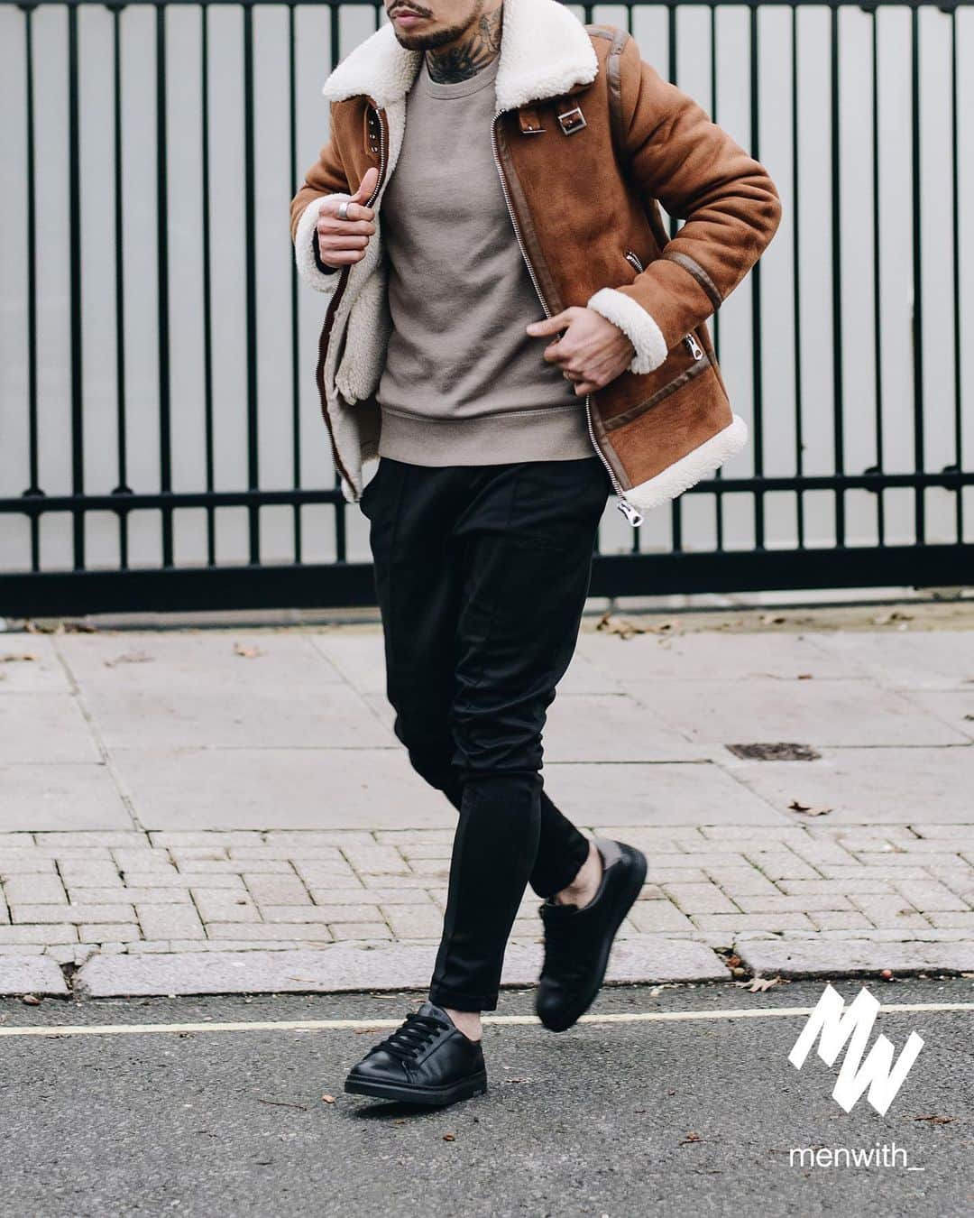 Men Withのインスタグラム：「Great photo of our dear friend @just.conn.ollie 👌🏽 #menwithstreetstyle」