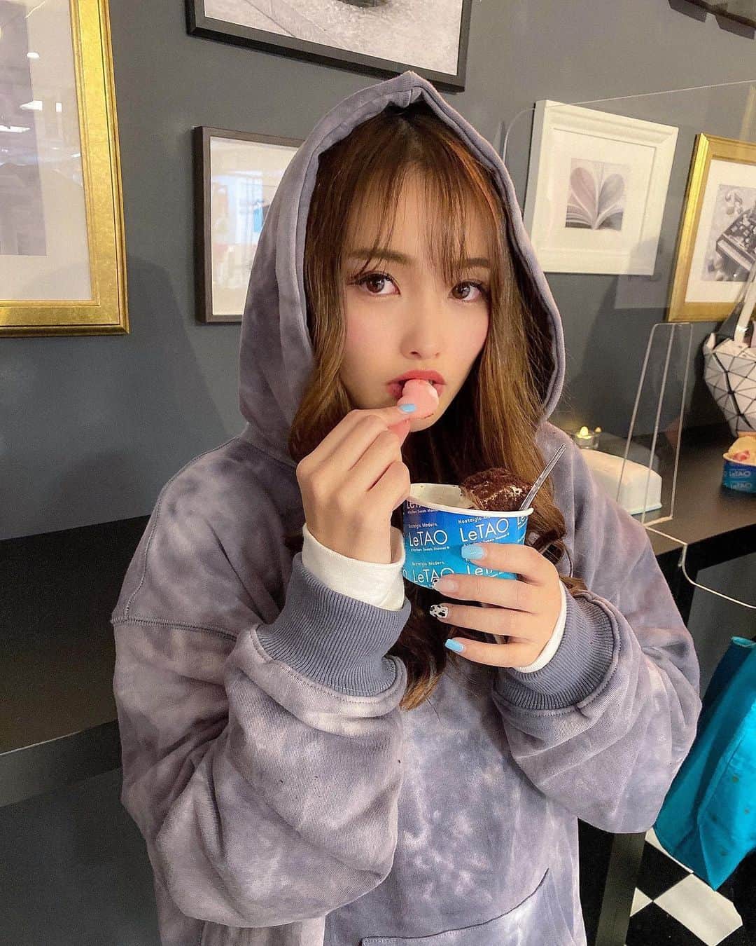 のインスタグラム：「. . ルタオのアイス美味しかったな〜🍨 たまたま誕生日ケーキ買いに行ったら バレンタインフェアやってて寄ってみてん✌🏽 まだまだ食べたいのいっぱいあったわ😅💗 あ、ハートのマカロン食べてます🥰笑 . . パーカーは @shaggie_official の🤍 今日23:59までZOZOTOWNにて 1日限定¥1,000OFFクーポン配布してるみたいです✔️ . . #shaggie #shaggie_ootd  . #バレンタイン #valentine #バレンタインフェア #バレンタイン限定 #ルタオ #letao #パーカー #パーカーコーデ #ママコーデ #ママファッション #ママコーディネート #男の子ママ #コーデ #fashion #ootd #code #outfit」