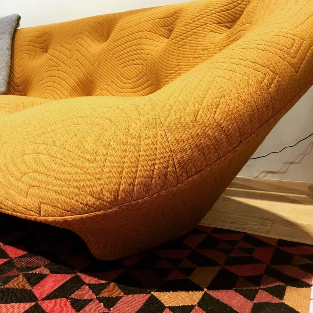 ligne roset shopさんのインスタグラム写真 - (ligne roset shopInstagram)「銀座店に【rosetPLOUM】が入荷いたしました✨ 生地は【APPA】というスッキリとした生地です。 生地が伸縮するのでからだにとってもフィットしますよ✨  フォルムもかわいく、脚まで生地で包まれているソファです✨  @ligneroset_jp #ligneroset#lignerosetginza#ginza#sofa#design#interior#home#rosetploum#furniture#life#interiordesign#ronanerwanbouroullec#ploum  #リーンロゼ#リーンロゼ銀座#銀座#家具#インテリア#インテリアショップ#リビング#ソファ#おしゃれ#かわいい#部屋#モダン#デザイナー#ブルレック兄弟#デザイン#素敵#お家時間」1月24日 19時58分 - ligneroset_jp_shop