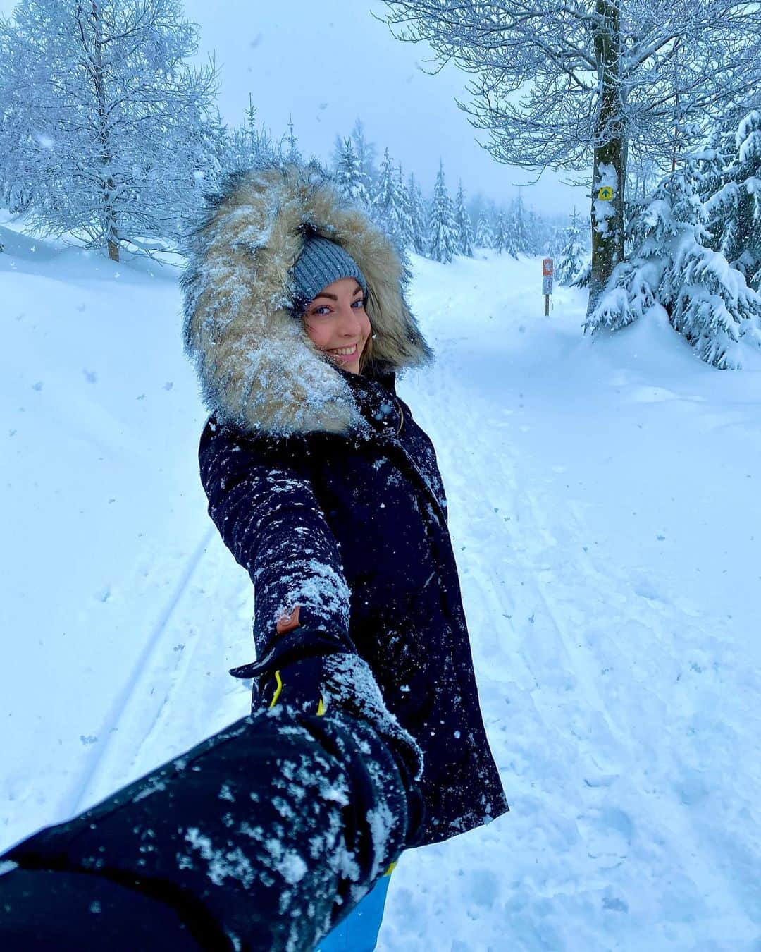 Carina Kröllさんのインスタグラム写真 - (Carina KröllInstagram)「. [𝙸] 𝚊𝚖 [𝚕]𝚞𝚌𝚔𝚢 𝚝[𝚘] 𝚑𝚊[𝚟𝚎] [𝚢𝚘𝚞]  . . . #winterwonderland#winter#pictureoftheday#inspiration#tumblr#goals#snow#cold#wintershooting#lotharpfad#blackforest#happy#smile#goals#couple#love#loveyou#boyfriend#happyness#carinakroell」1月24日 20時01分 - carinakroell