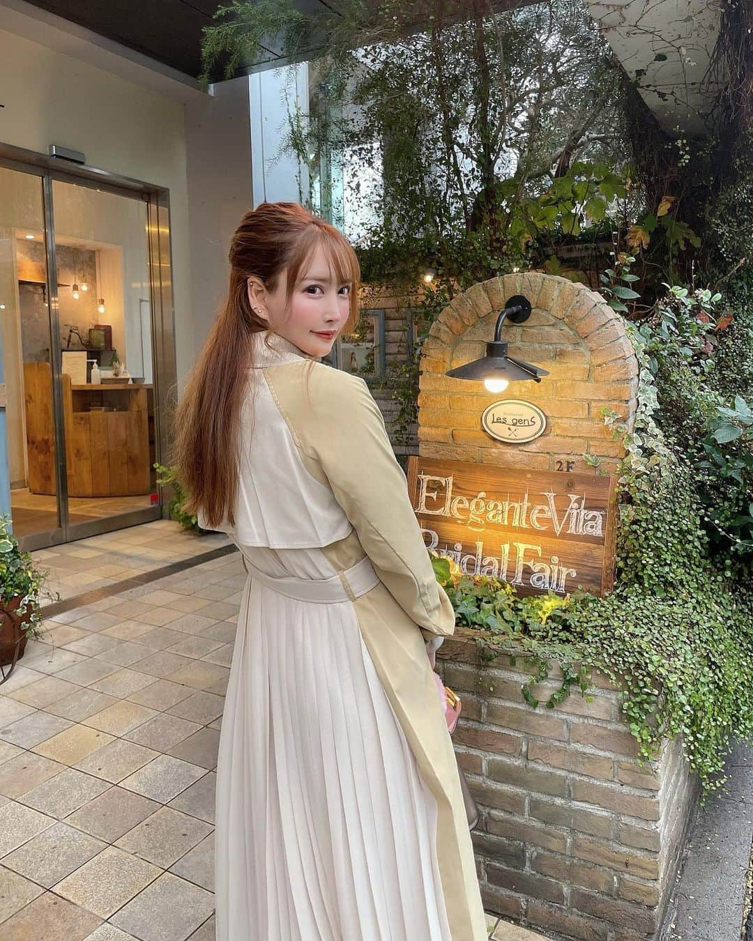 蘭子さんのインスタグラム写真 - (蘭子Instagram)「マークスタイラーの展示会で購入した物が少しづつ届いてわくわくさんです🧸💓 . 早速今日来たトレンチコートとワンピは【 @resexxy_official 】の👗✨ . パッと見て明るいバイカラーと、異素材Mixのプリーツが気に入りました🥰💕 . トレンチってすぐおしりがシワシワになってしまうのに、 これはプリーツだから今日電車移動したのに一切シワになっていなくて感動しました🤣✨ . 全コート後ろプリーツにした方がいいんじゃないか説🤣 優秀👏🏻💕💮💯 . しかもいつもタイツ履くのがめんどくさくて生足だから、 この長い丈が暖かすぎてびっくりしました😳💓 いつものモンクレーのダウンより暖かかった👀🤣 . ヘビロテの予感です🥰💓 . . . . . #今日のコーデ #きょコ#リゼクシー#リゼコーデ#マークスタイラー #冬コーデ#冬コーディネート #春コーデ #春服コーデ#恵比寿カフェ#恵比寿ランチ #恵比寿グルメ #アクイーユ#カフェ巡り#カフェ好きな人と繋がりたい #カフェスタグラム #カフェ部 #カフェ散歩 #ポトレ#コートコーデ #トレンチコート#トレンチコートコーデ #ワンピースコーデ #ワンピース好きな人と繋がりたい #黄色コーデ #resexxy#resexxy_code#resexxy_official#ootd#outfitoftheday」1月24日 20時05分 - xx_ranko_xx