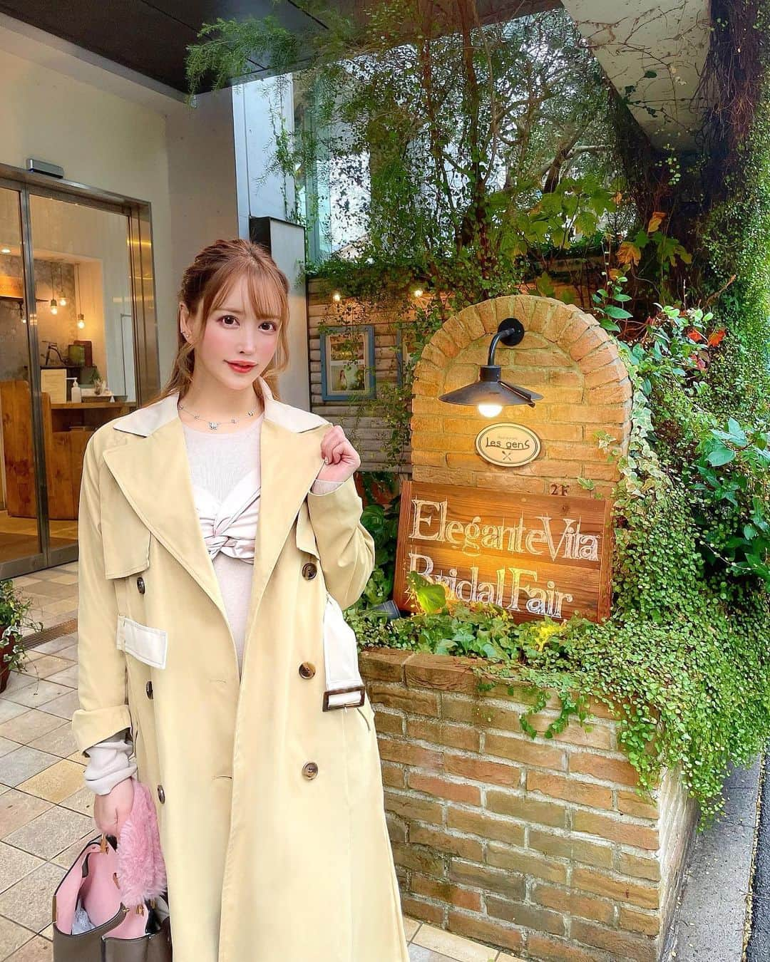 蘭子さんのインスタグラム写真 - (蘭子Instagram)「マークスタイラーの展示会で購入した物が少しづつ届いてわくわくさんです🧸💓 . 早速今日来たトレンチコートとワンピは【 @resexxy_official 】の👗✨ . パッと見て明るいバイカラーと、異素材Mixのプリーツが気に入りました🥰💕 . トレンチってすぐおしりがシワシワになってしまうのに、 これはプリーツだから今日電車移動したのに一切シワになっていなくて感動しました🤣✨ . 全コート後ろプリーツにした方がいいんじゃないか説🤣 優秀👏🏻💕💮💯 . しかもいつもタイツ履くのがめんどくさくて生足だから、 この長い丈が暖かすぎてびっくりしました😳💓 いつものモンクレーのダウンより暖かかった👀🤣 . ヘビロテの予感です🥰💓 . . . . . #今日のコーデ #きょコ#リゼクシー#リゼコーデ#マークスタイラー #冬コーデ#冬コーディネート #春コーデ #春服コーデ#恵比寿カフェ#恵比寿ランチ #恵比寿グルメ #アクイーユ#カフェ巡り#カフェ好きな人と繋がりたい #カフェスタグラム #カフェ部 #カフェ散歩 #ポトレ#コートコーデ #トレンチコート#トレンチコートコーデ #ワンピースコーデ #ワンピース好きな人と繋がりたい #黄色コーデ #resexxy#resexxy_code#resexxy_official#ootd#outfitoftheday」1月24日 20時05分 - xx_ranko_xx